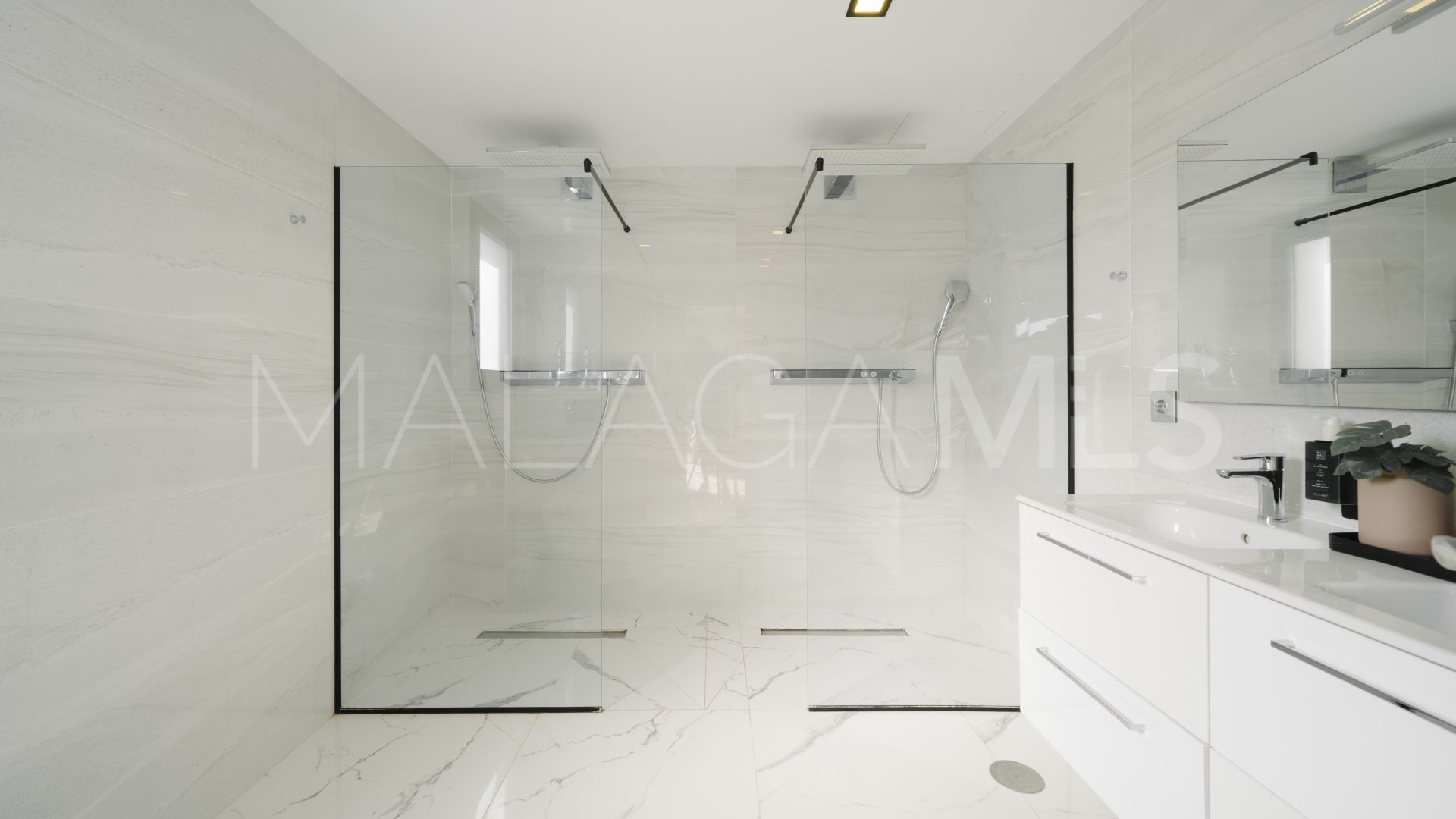 Villa for sale in Nueva Andalucia