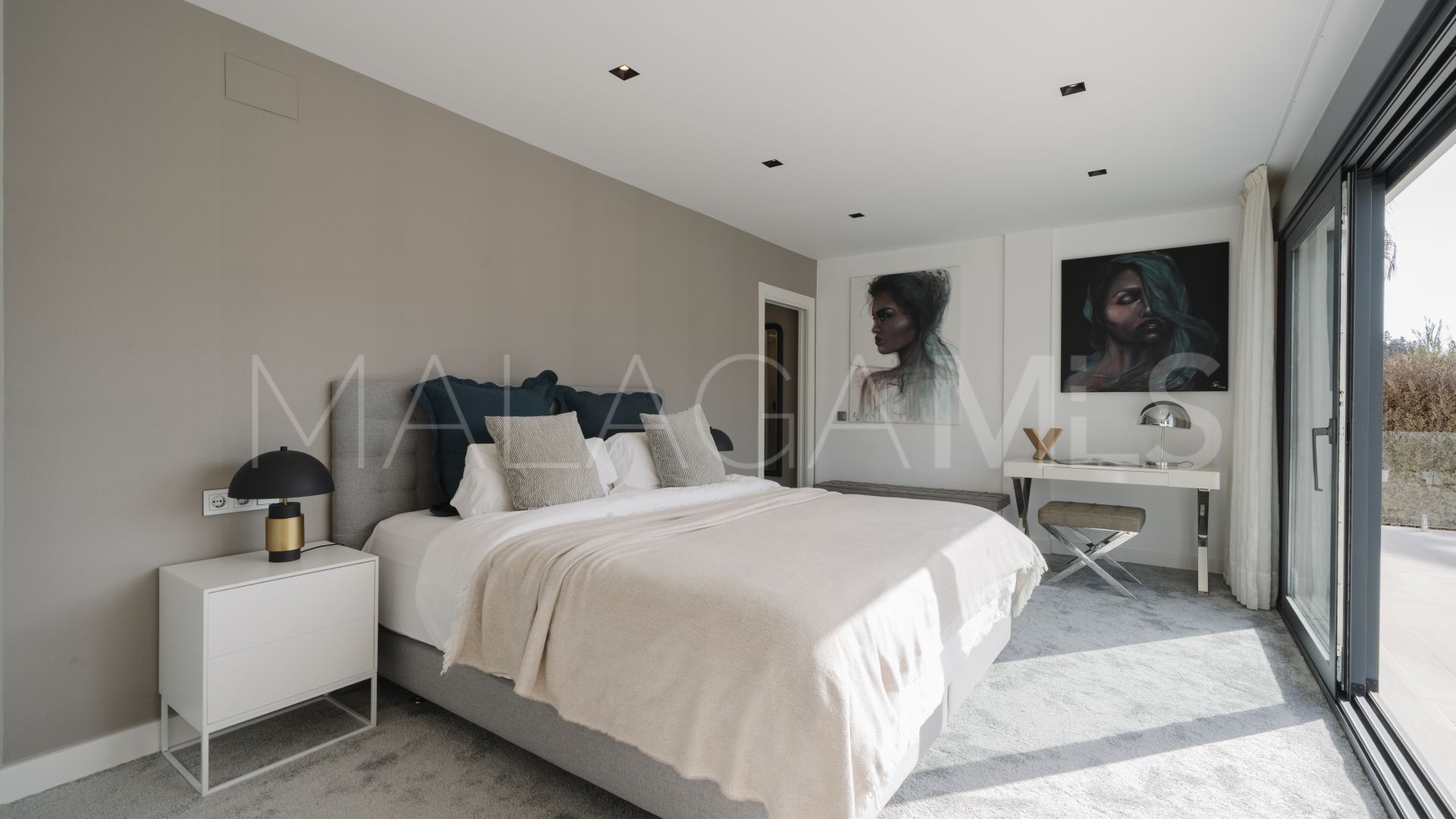 Villa for sale in Nueva Andalucia