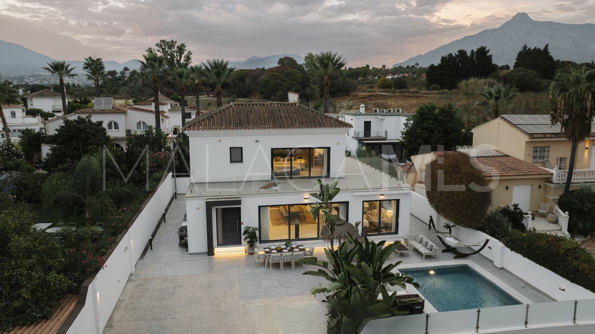 Villa for sale in Nueva Andalucia
