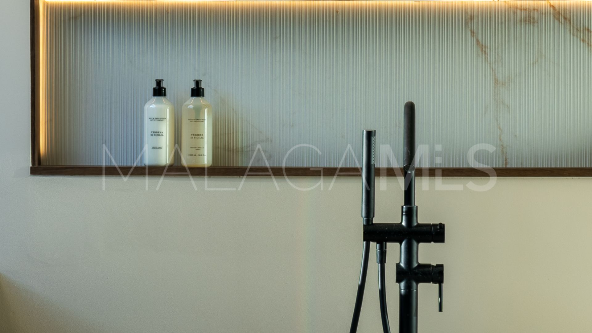 Villa for sale in Nueva Andalucia