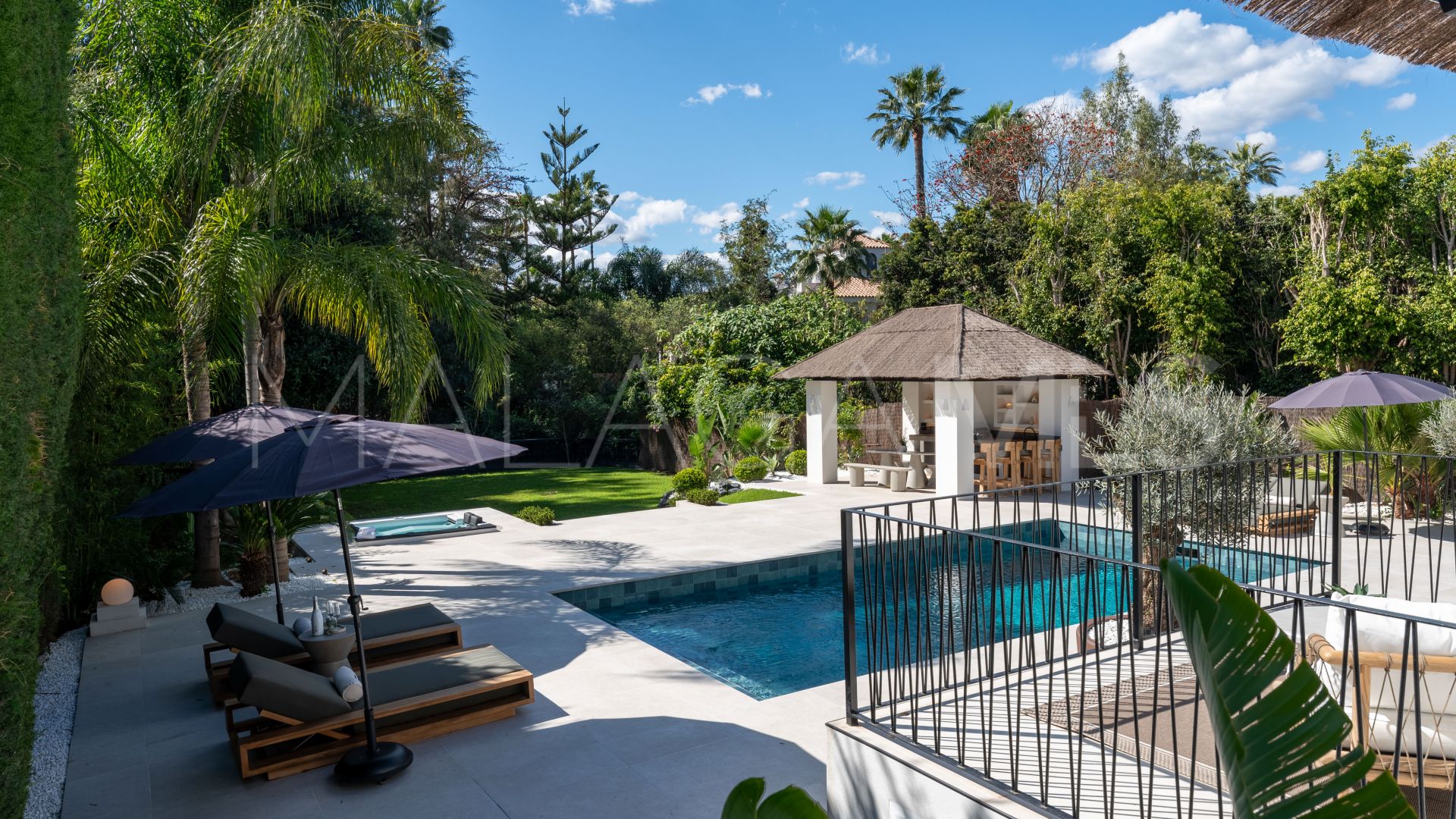 Villa for sale in Nueva Andalucia