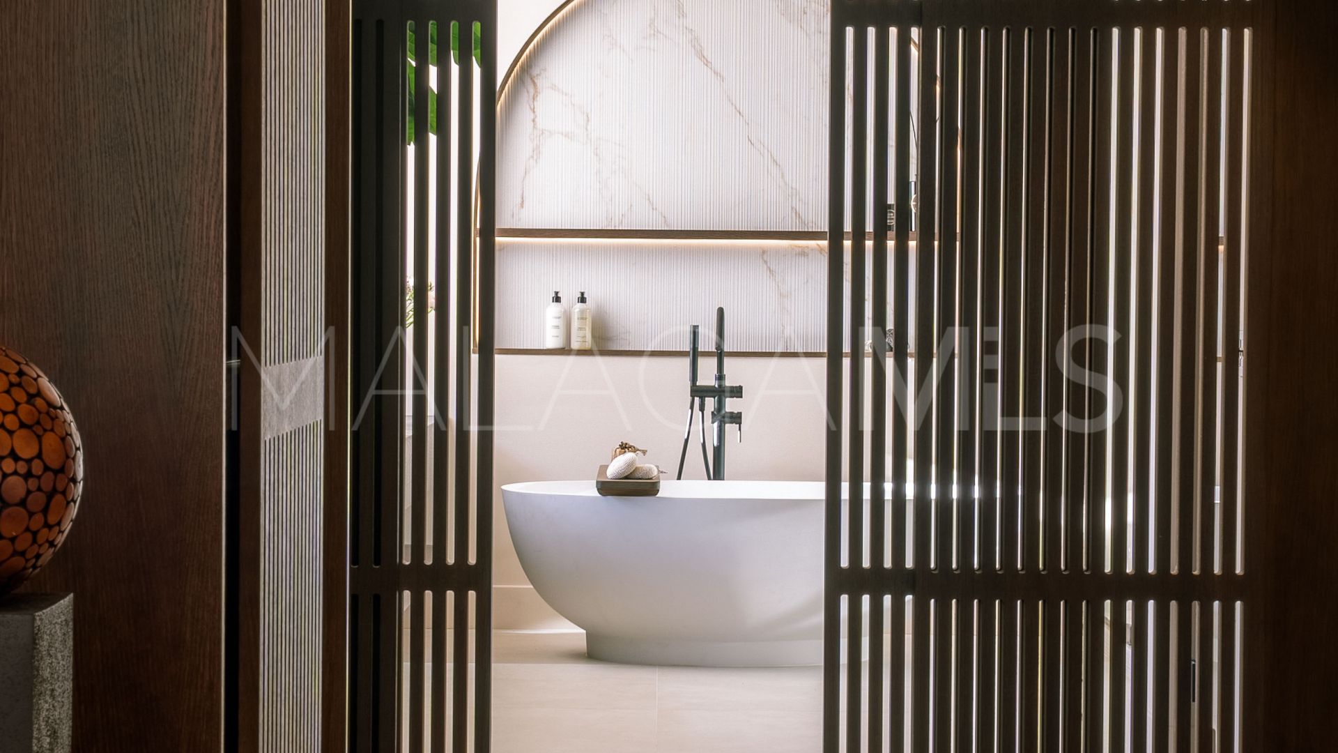 Villa for sale in Nueva Andalucia