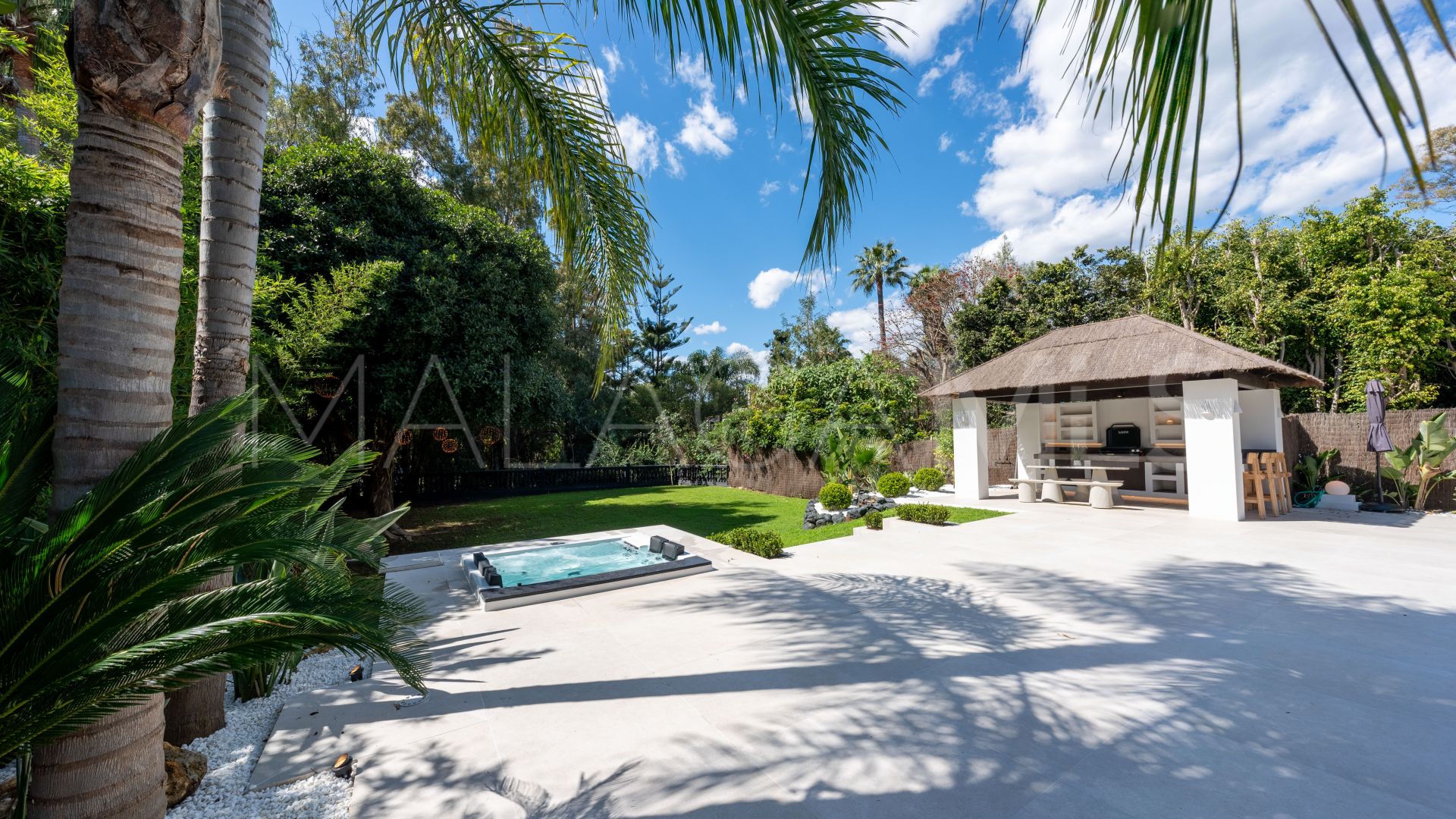 Villa for sale in Nueva Andalucia