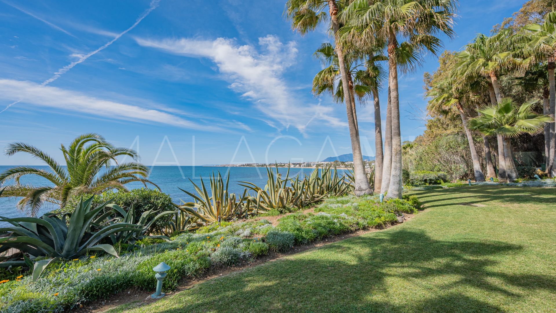 Duplex penthouse for sale in Puente Romano