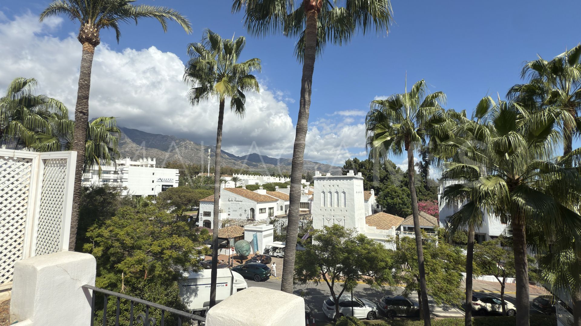 Duplex penthouse for sale in Puente Romano