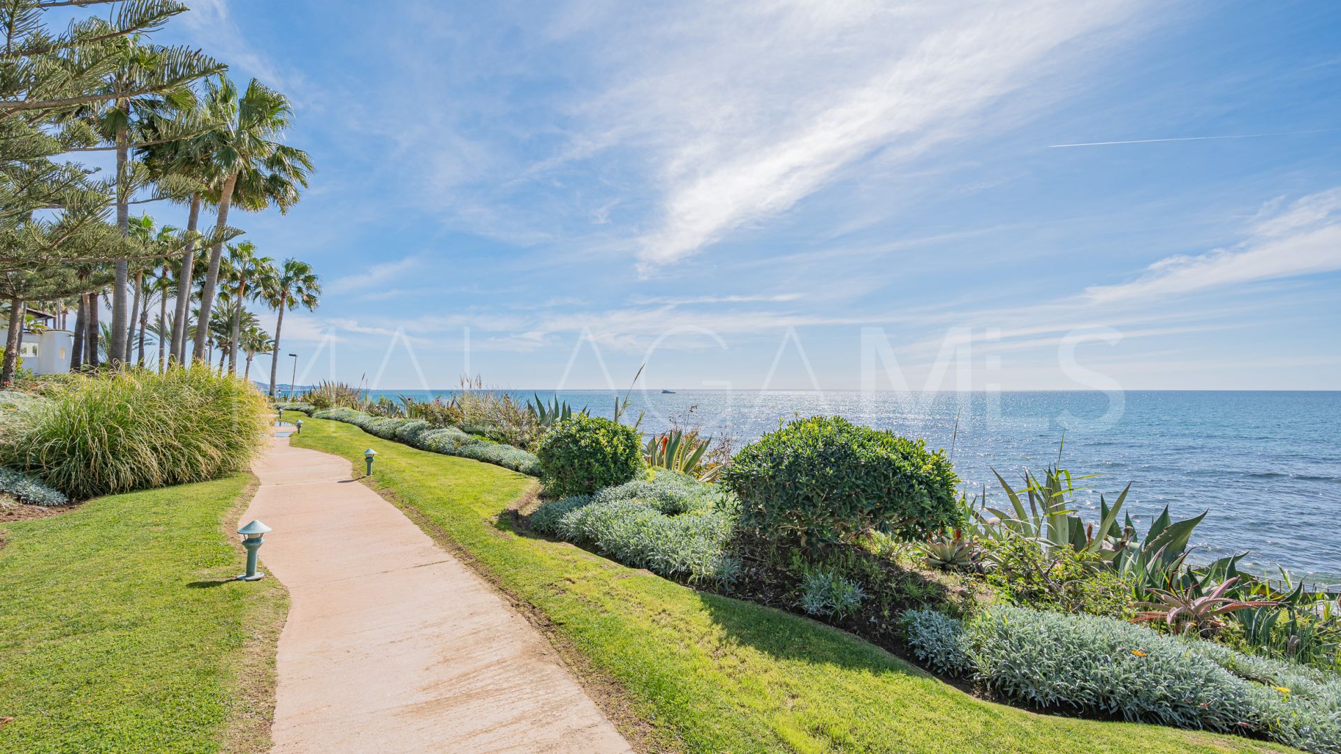 Duplex penthouse for sale in Puente Romano