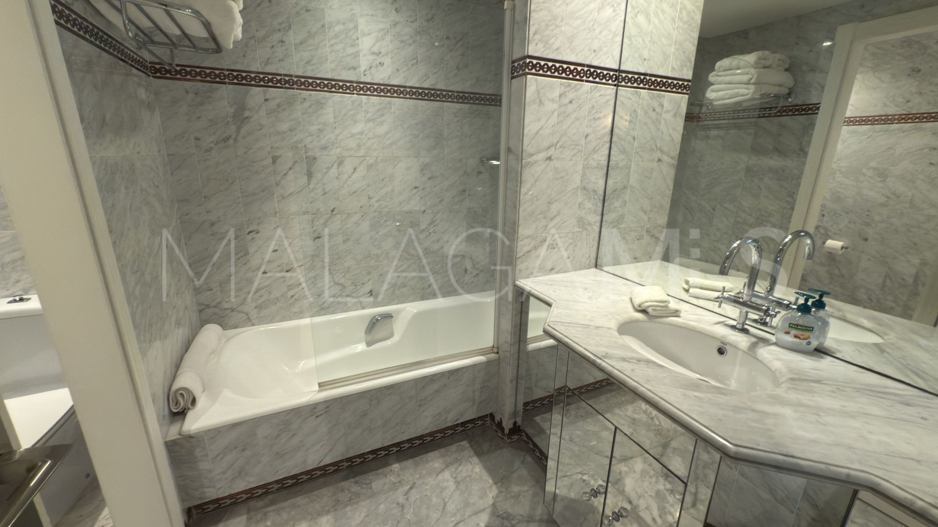 Duplex penthouse for sale in Puente Romano