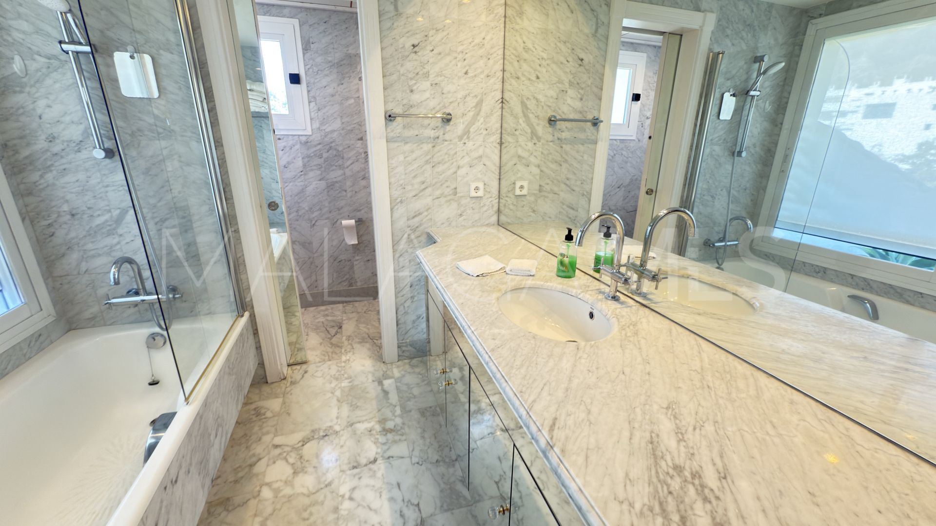 Duplex penthouse for sale in Puente Romano