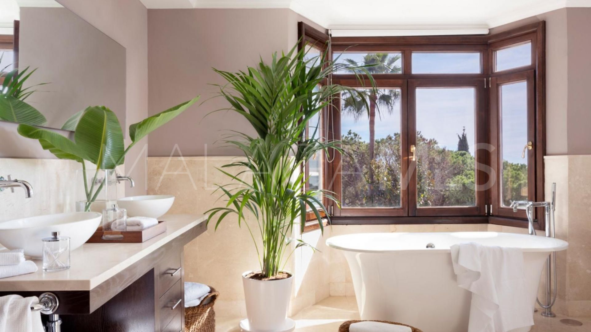 Villa for sale in Benahavis