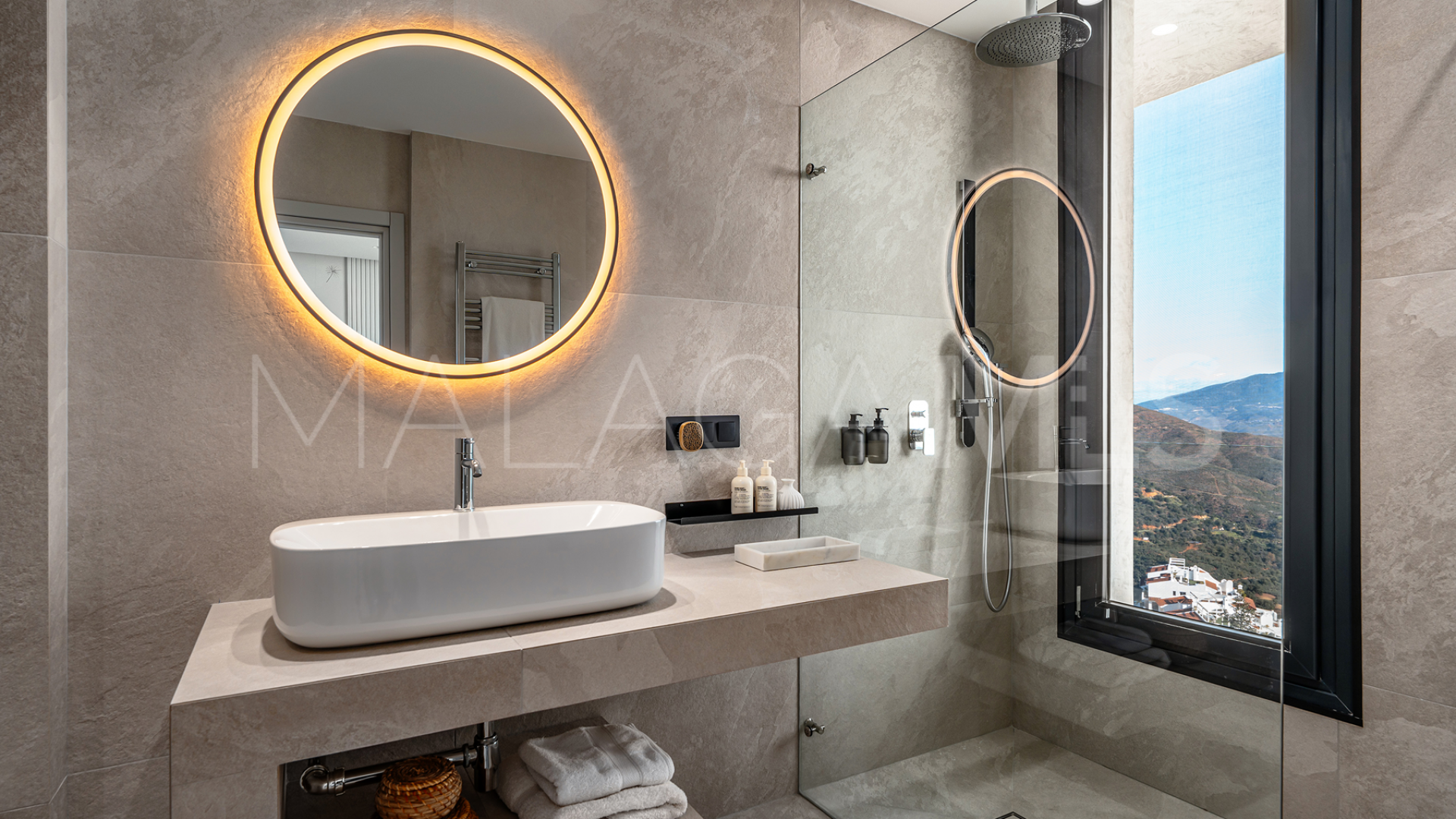 Se vende villa in La Mairena de 6 bedrooms