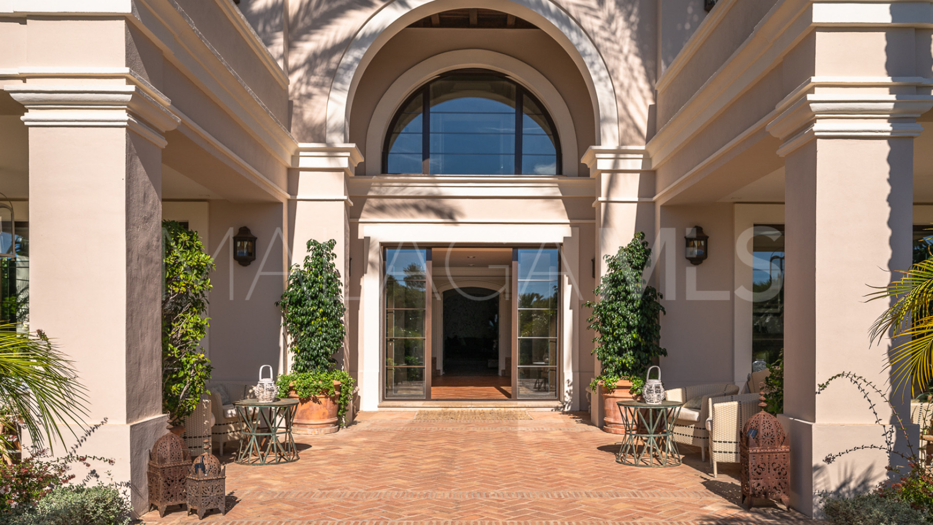 Villa for sale in Alhambra del Sol