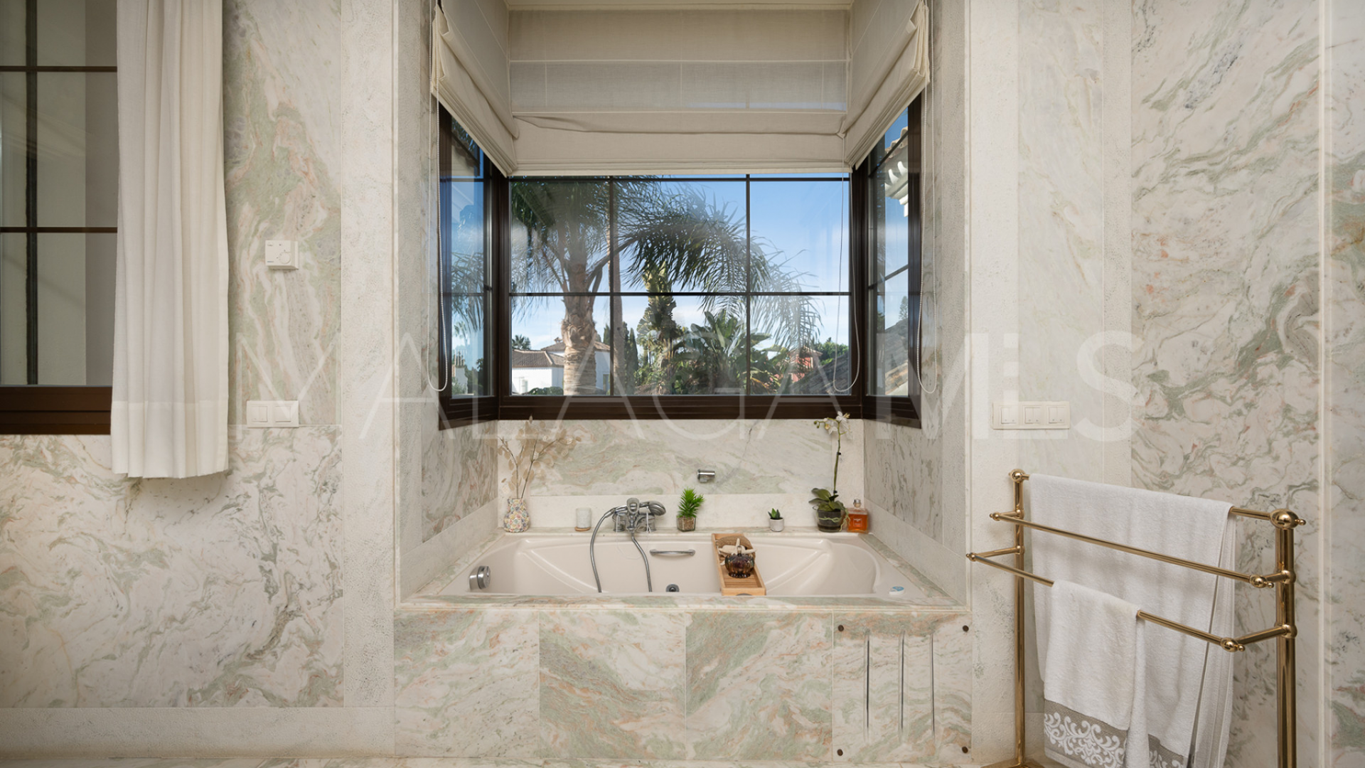 Villa for sale in Alhambra del Sol