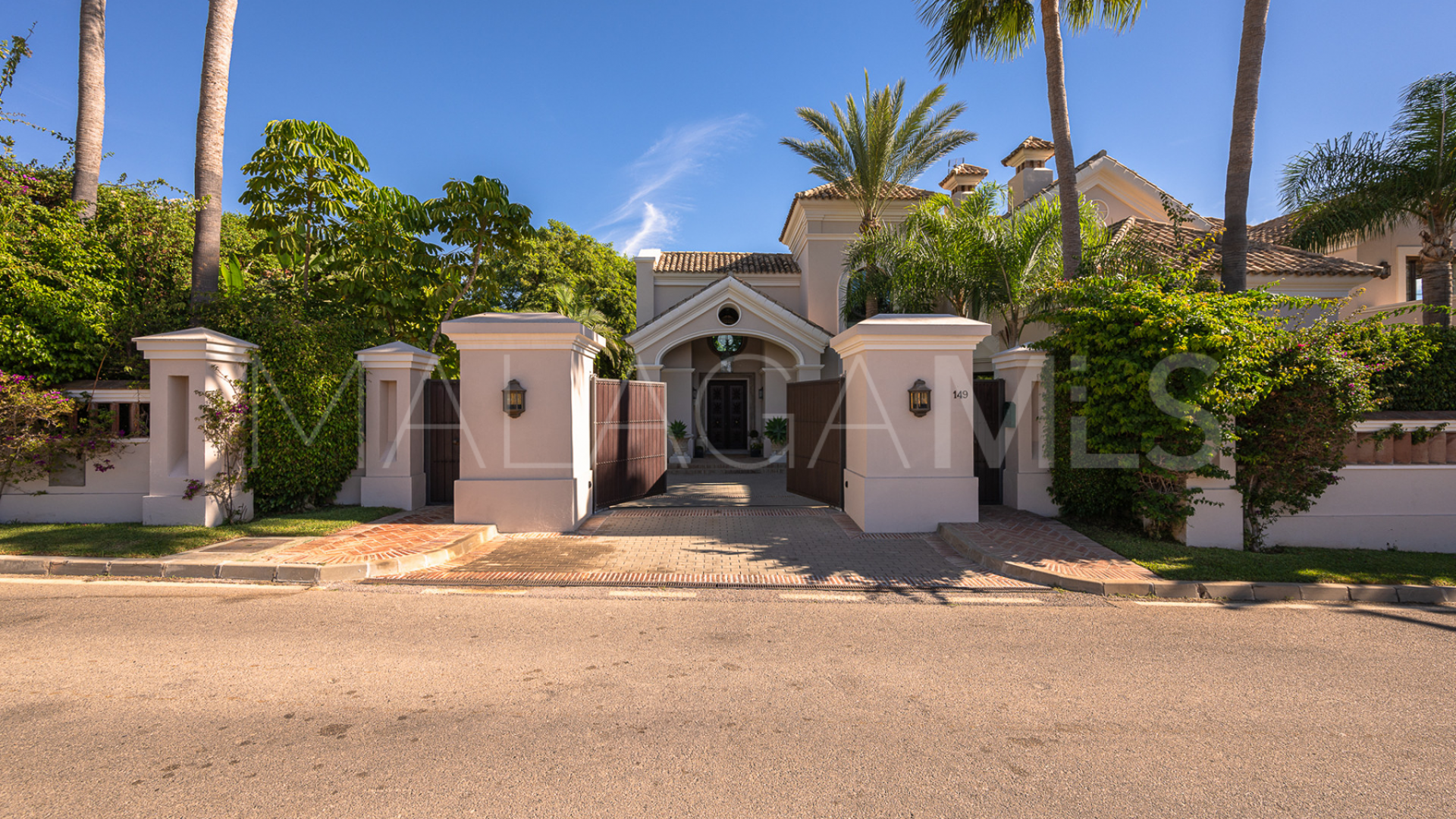 Villa for sale in Alhambra del Sol
