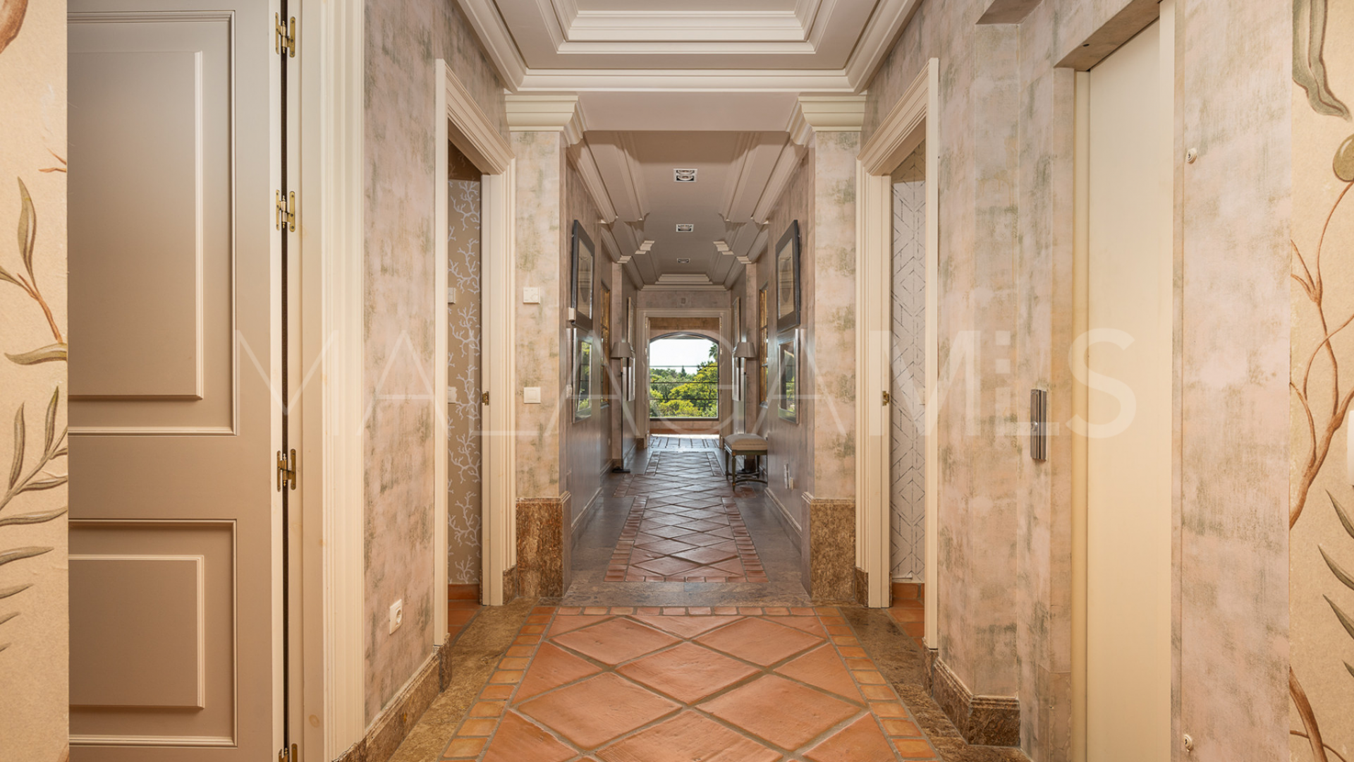 Villa for sale in Alhambra del Sol