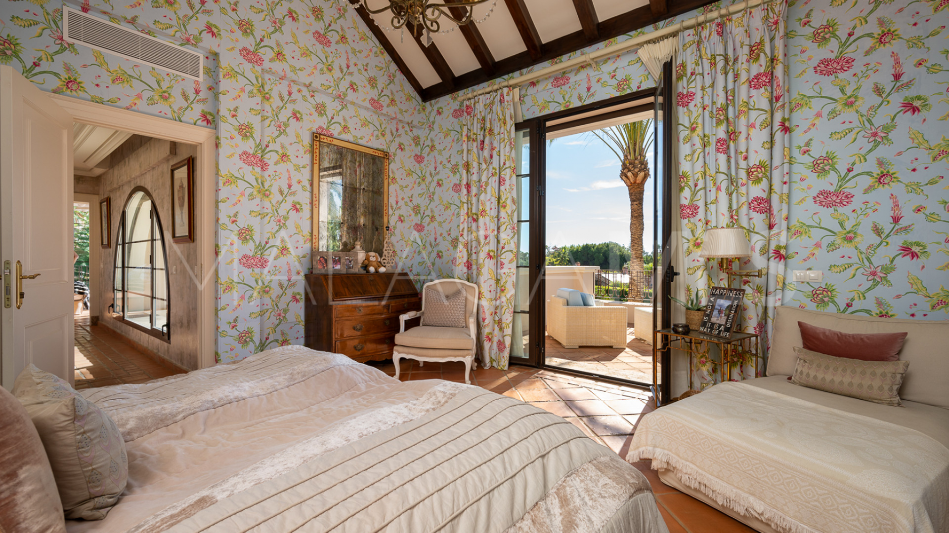 Villa for sale in Alhambra del Sol