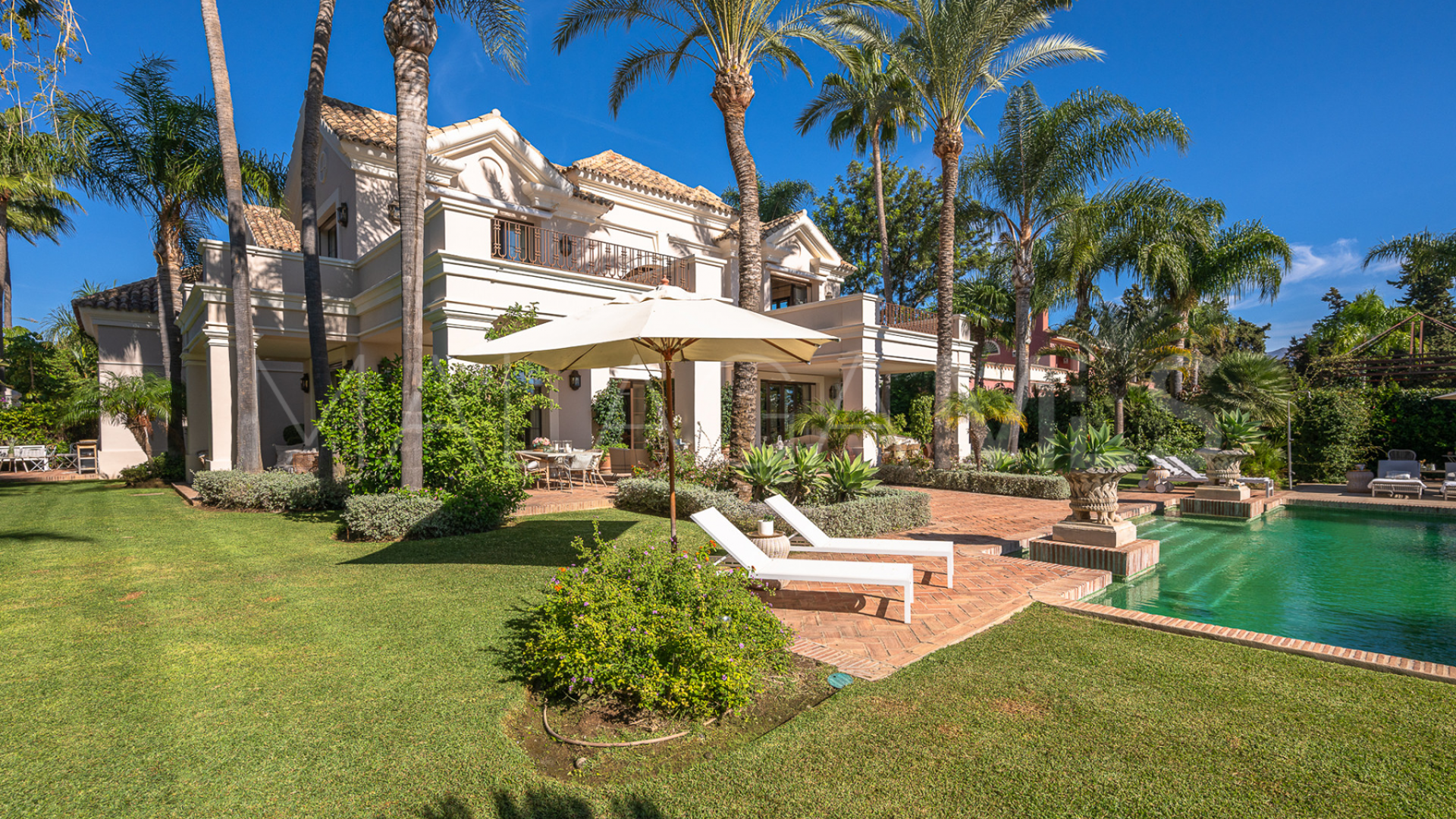 Villa for sale in Alhambra del Sol