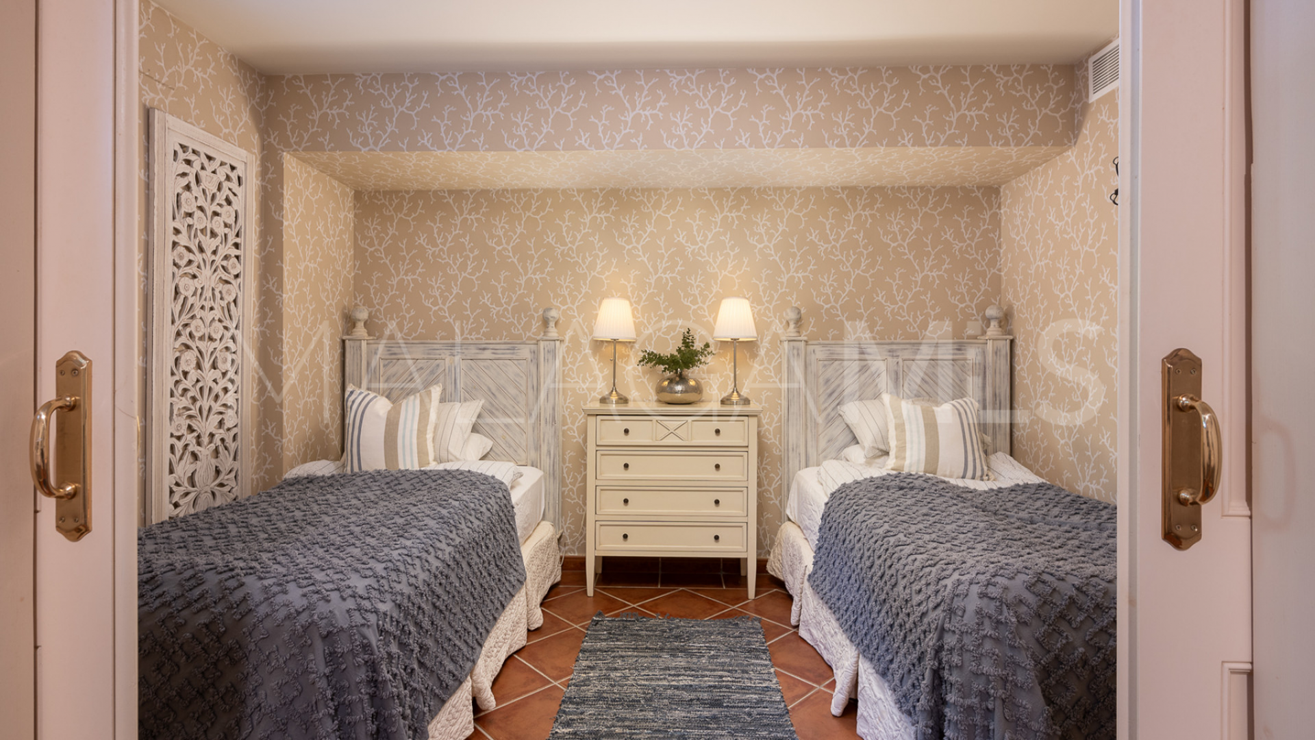 Villa for sale in Alhambra del Sol