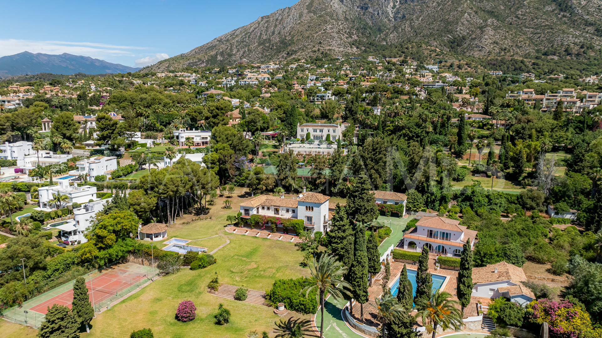 Villa for sale in Cascada de Camojan