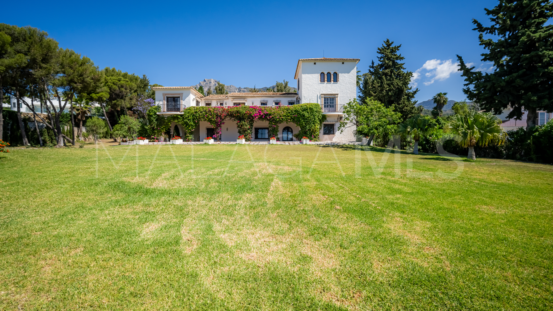 Villa for sale in Cascada de Camojan