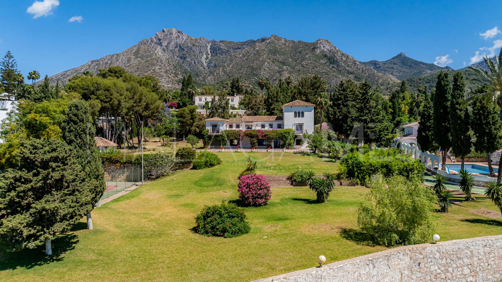 Villa for sale in Cascada de Camojan