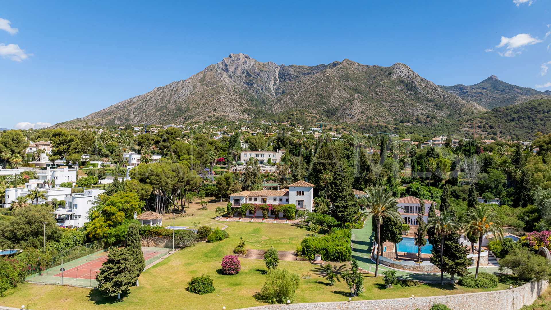 Villa for sale in Cascada de Camojan