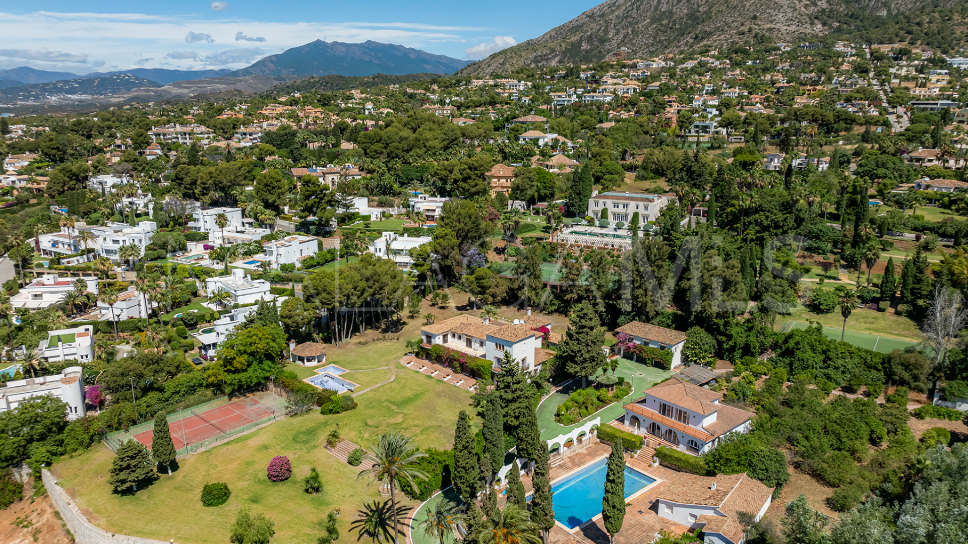 Villa for sale in Cascada de Camojan