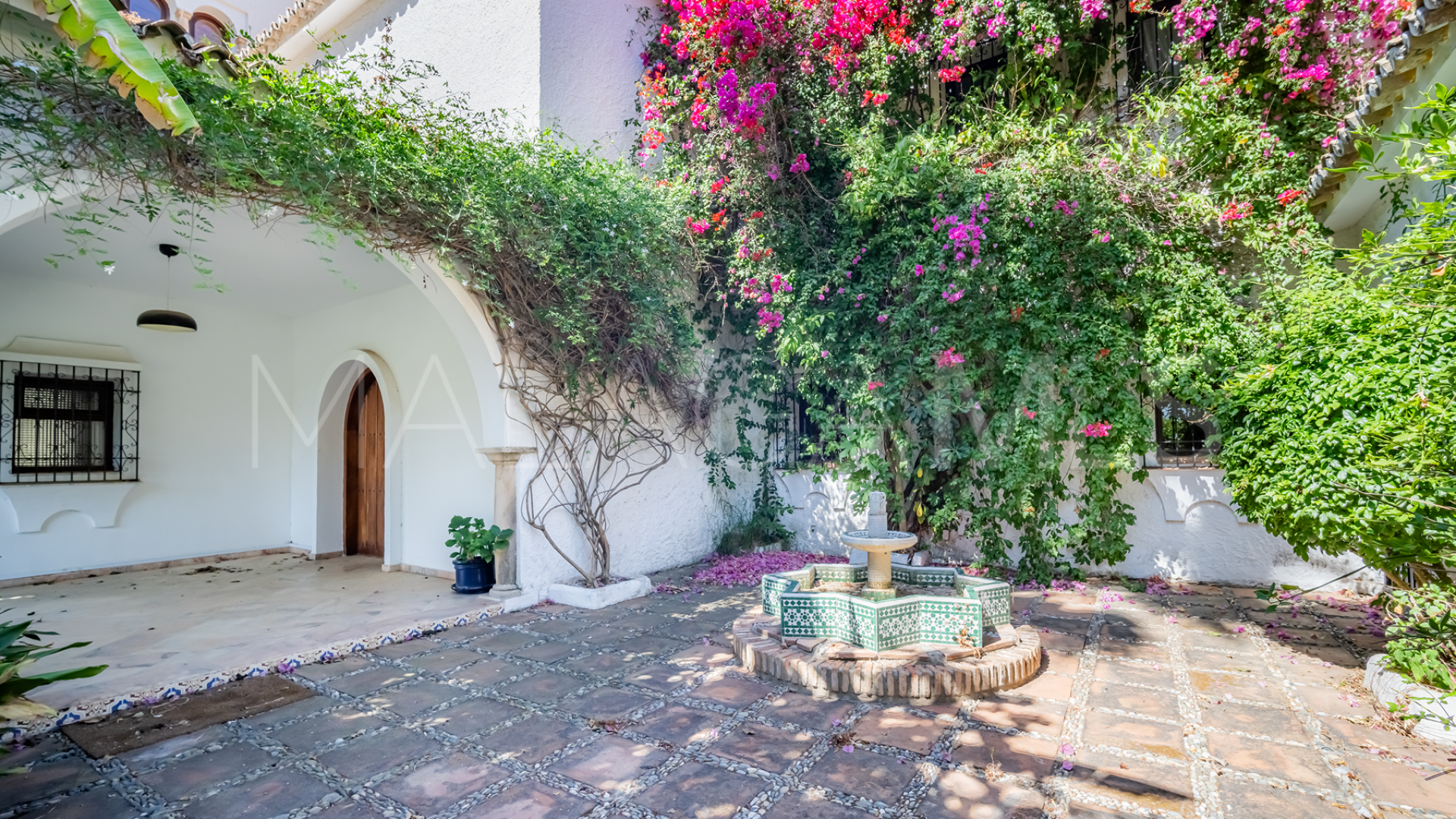 Villa for sale in Cascada de Camojan