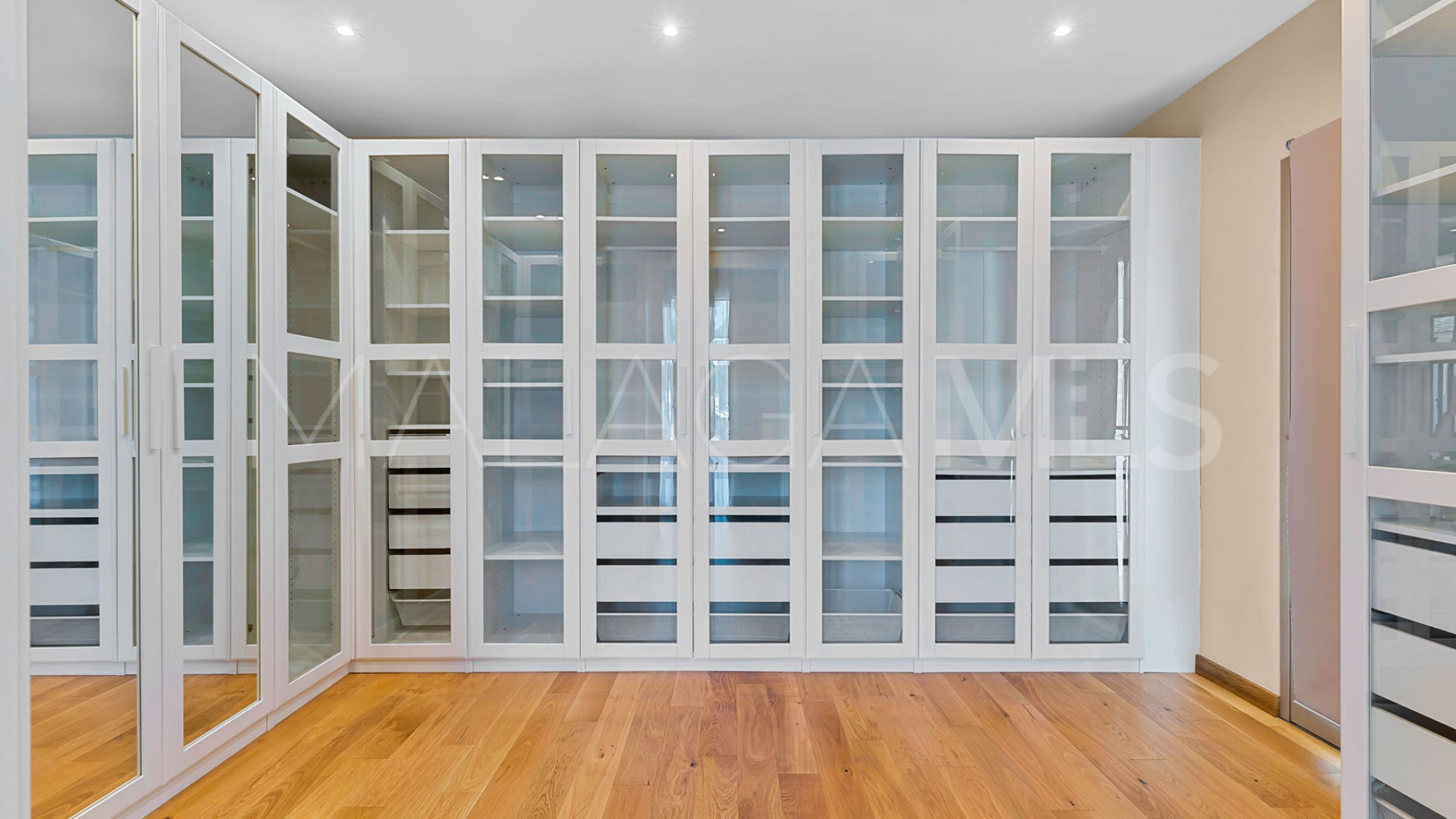 Villa for sale in Alhambra del Golf