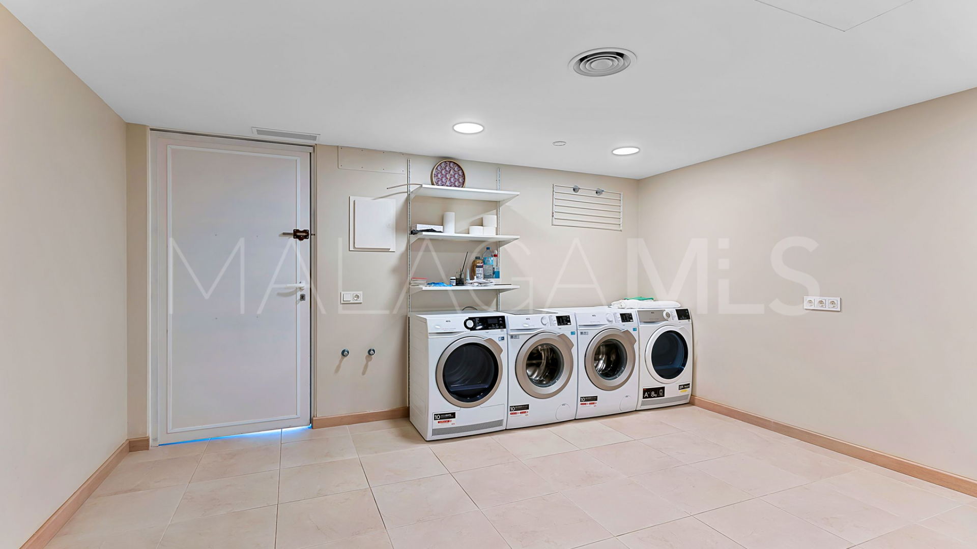 Villa for sale in Alhambra del Golf