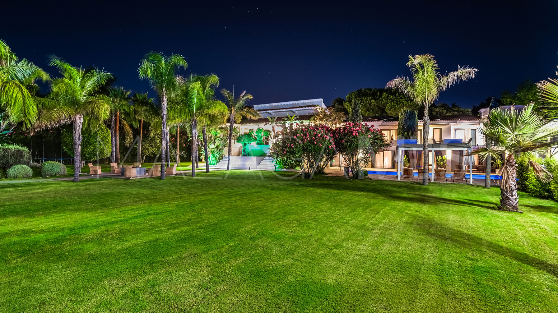 Villa for sale in Alhambra del Golf