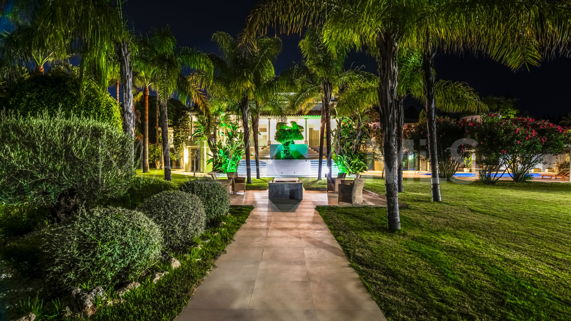 Villa for sale in Alhambra del Golf