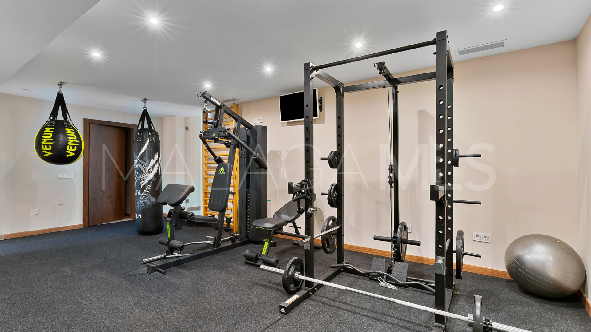 Villa for sale in Alhambra del Golf