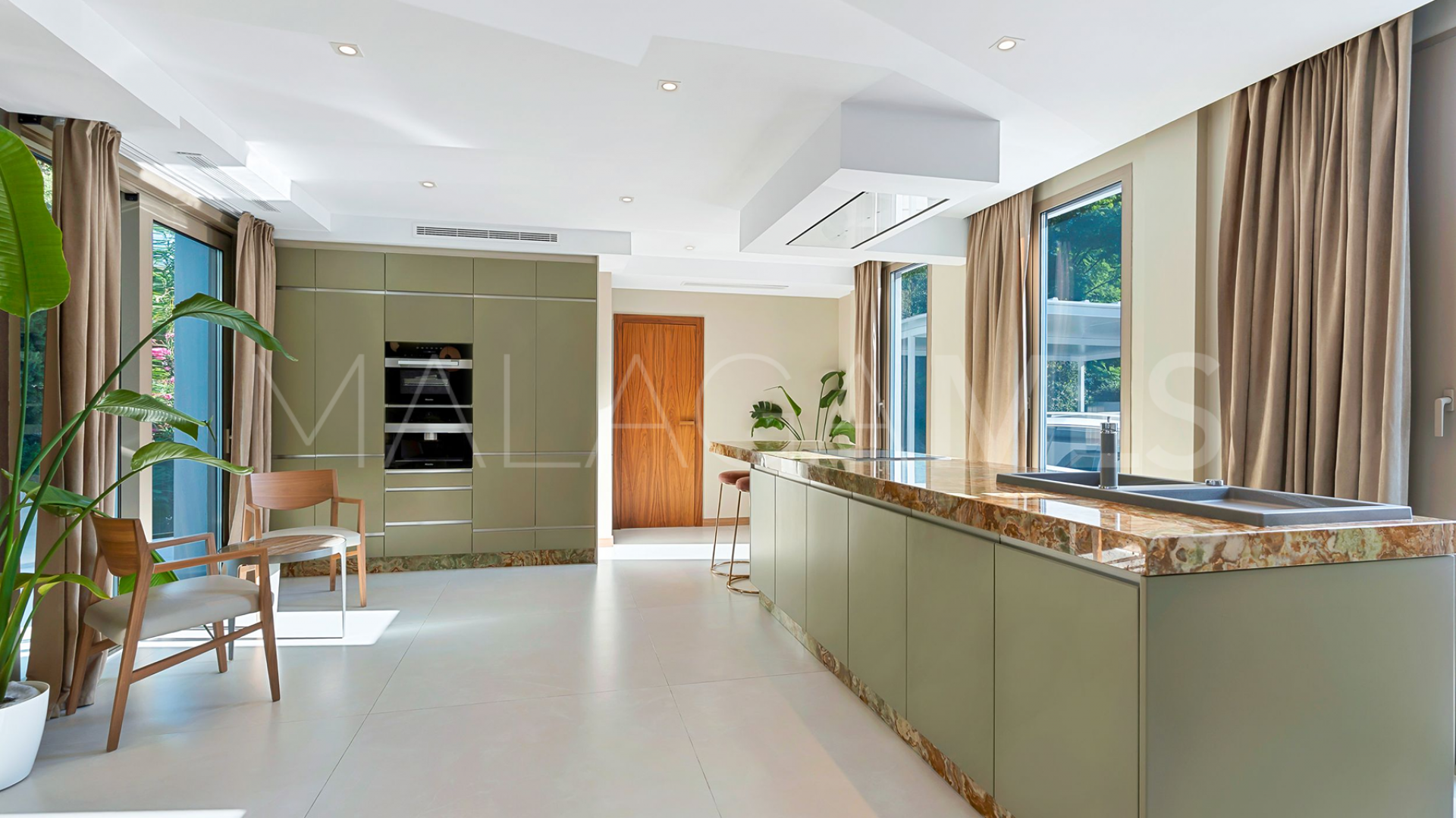 Villa for sale in Alhambra del Golf