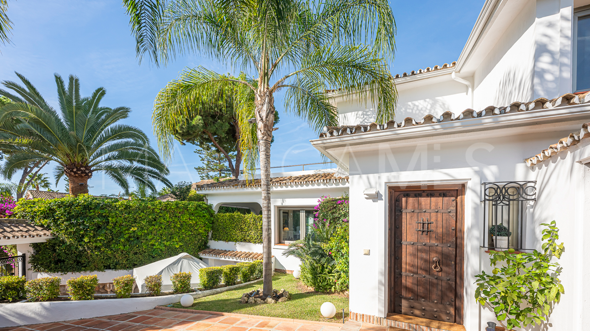 Villa for sale in Los Monteros Playa