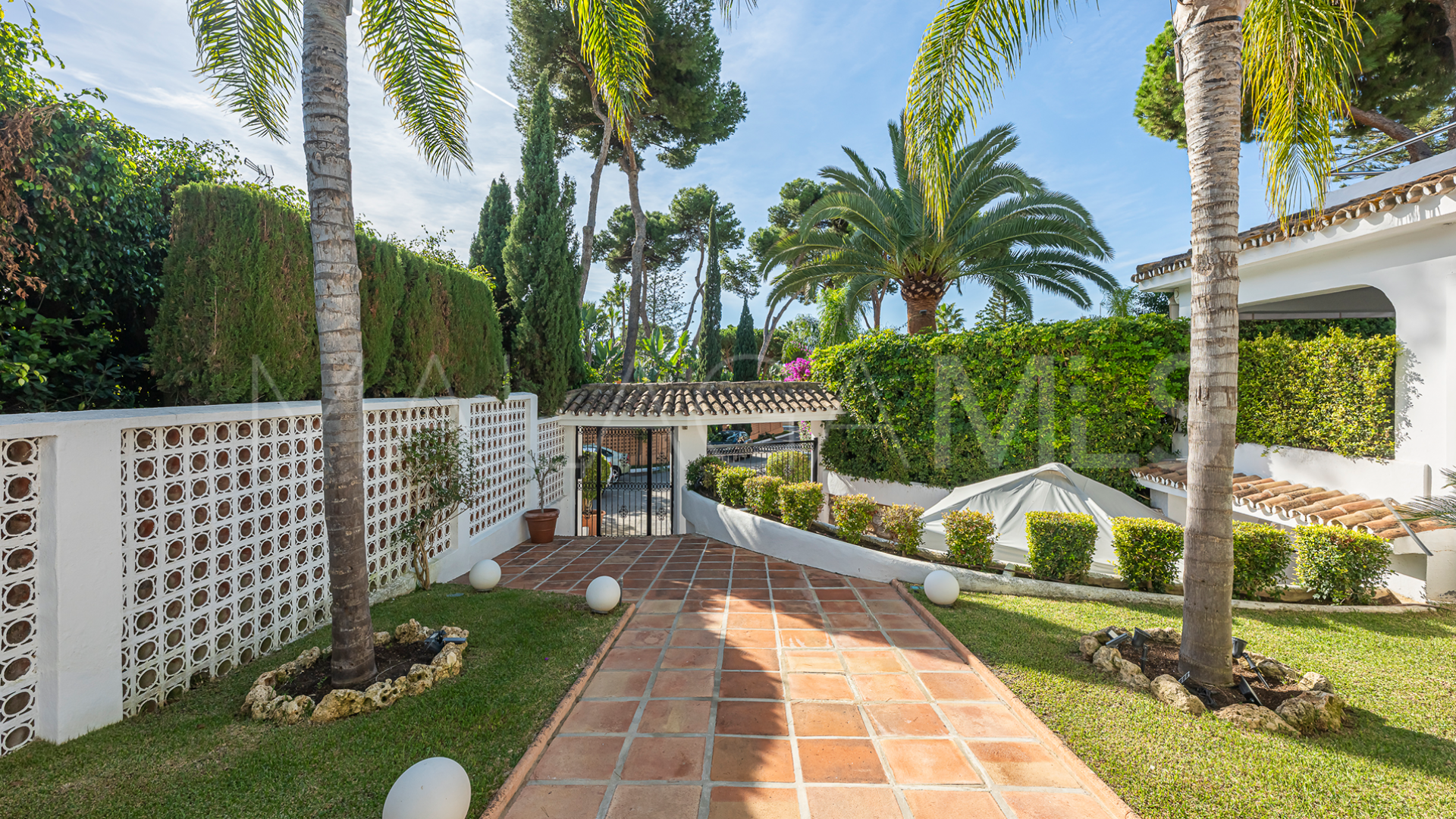 Villa for sale in Los Monteros Playa