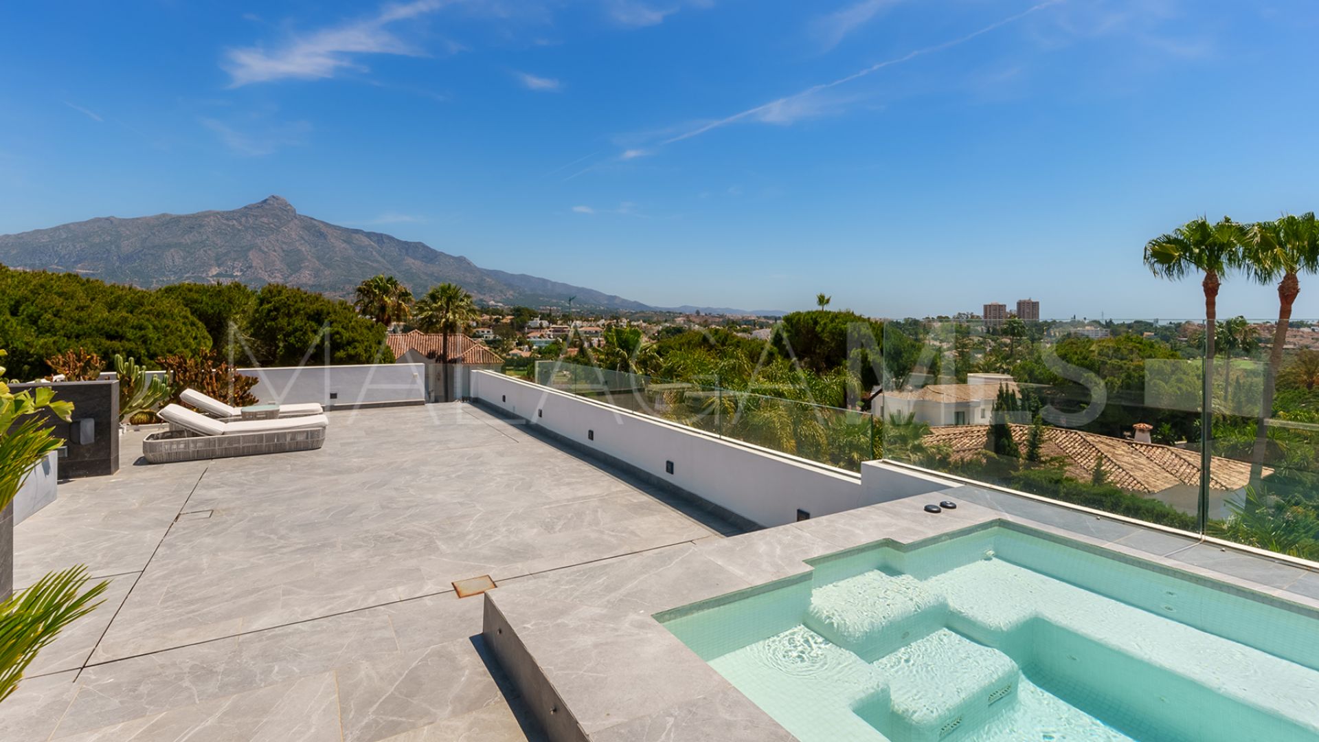 Villa for sale in Nueva Andalucia