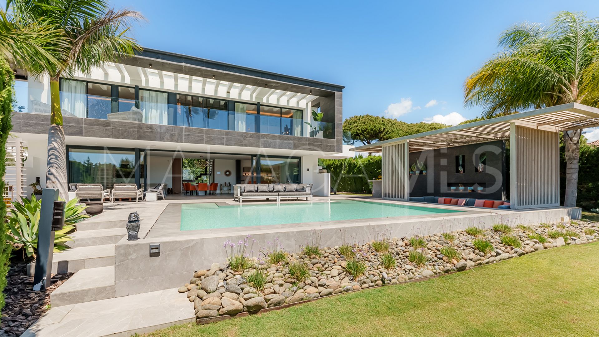 Villa for sale in Nueva Andalucia