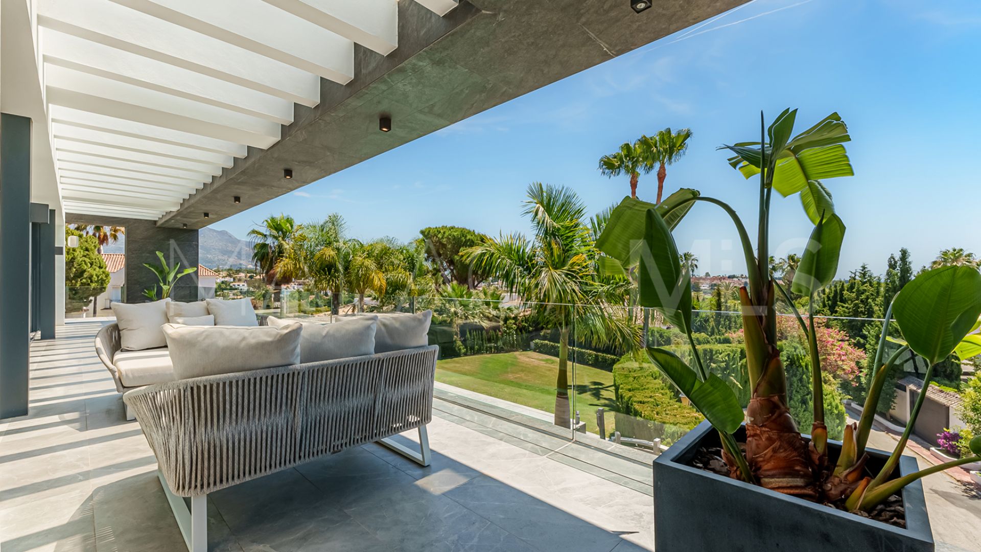 Villa for sale in Nueva Andalucia