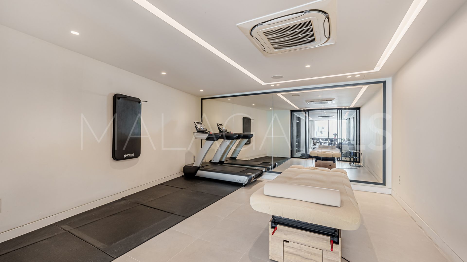 Villa for sale in Nueva Andalucia