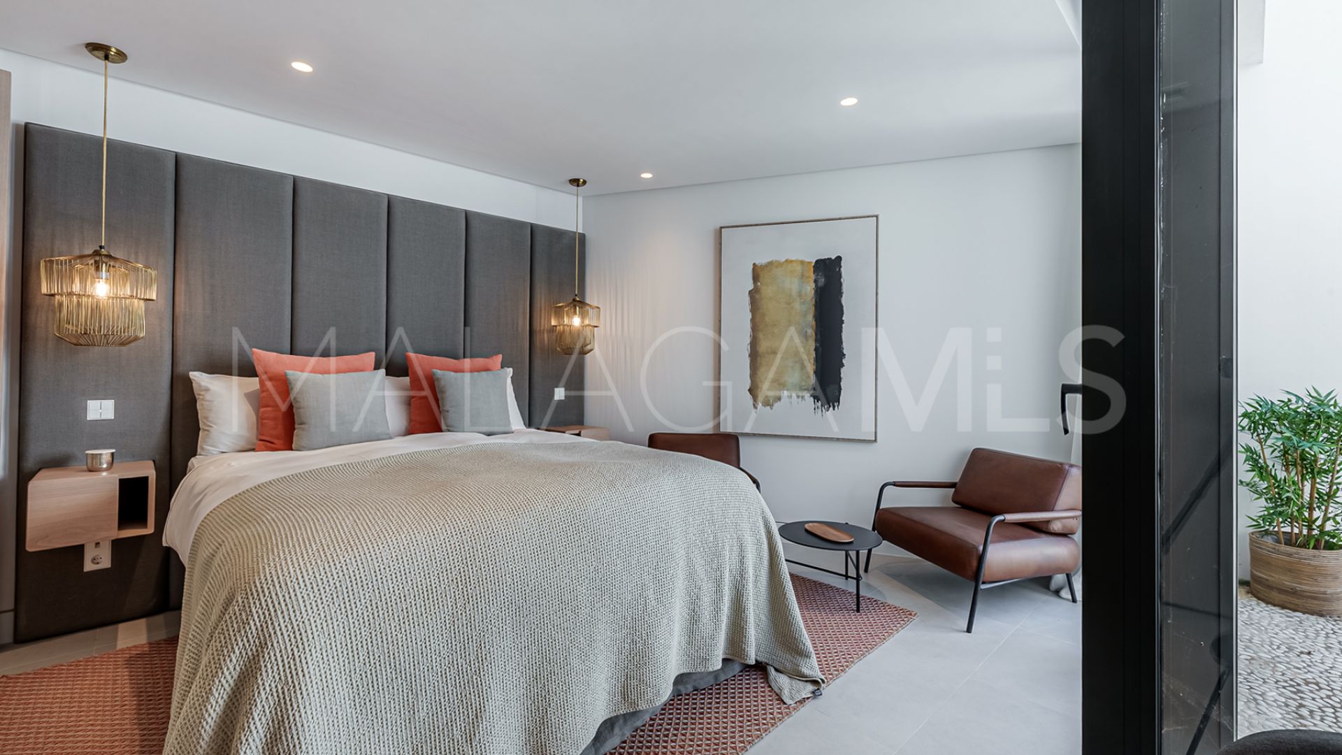 Villa for sale in Nueva Andalucia