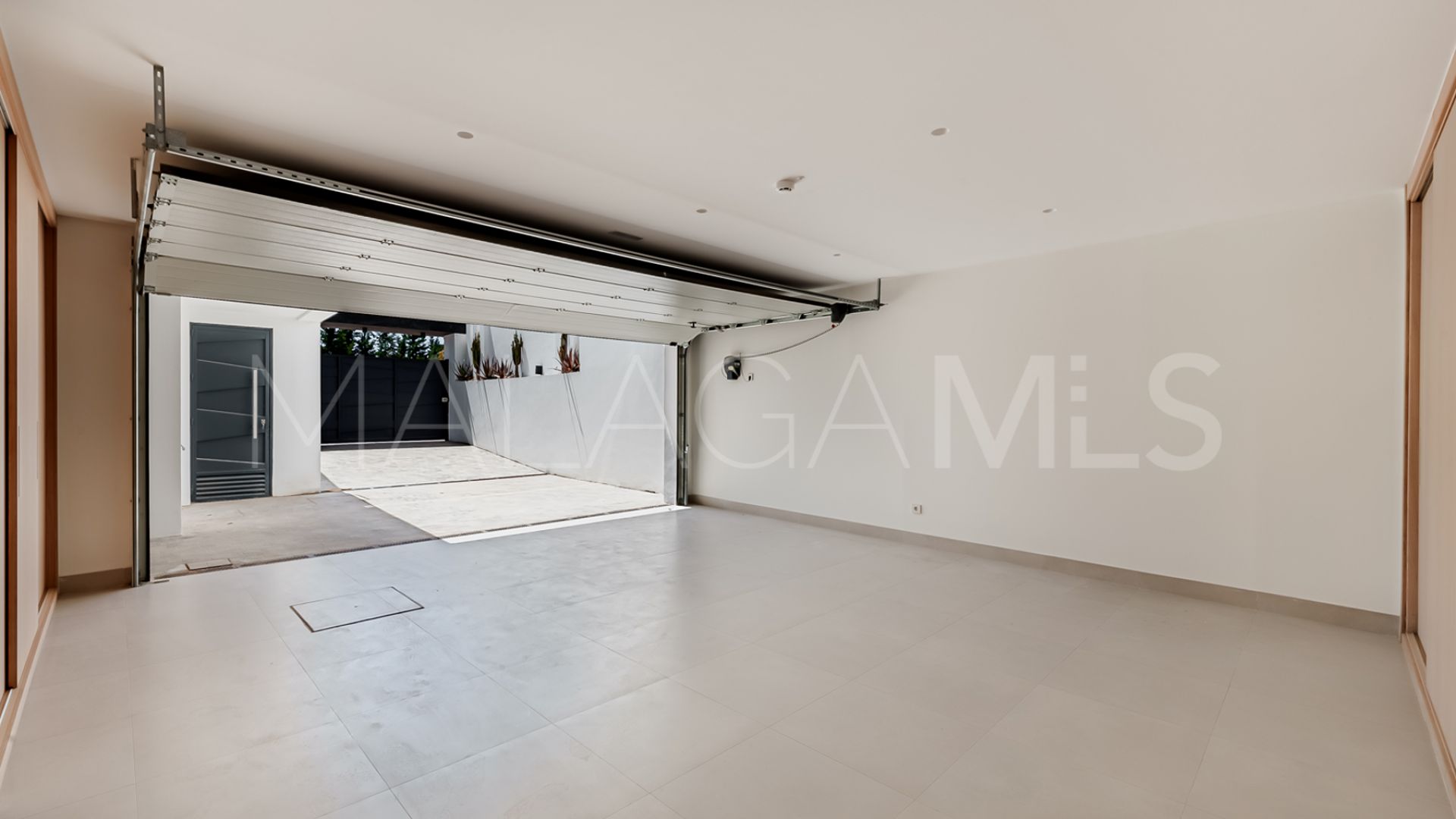 Villa for sale in Nueva Andalucia