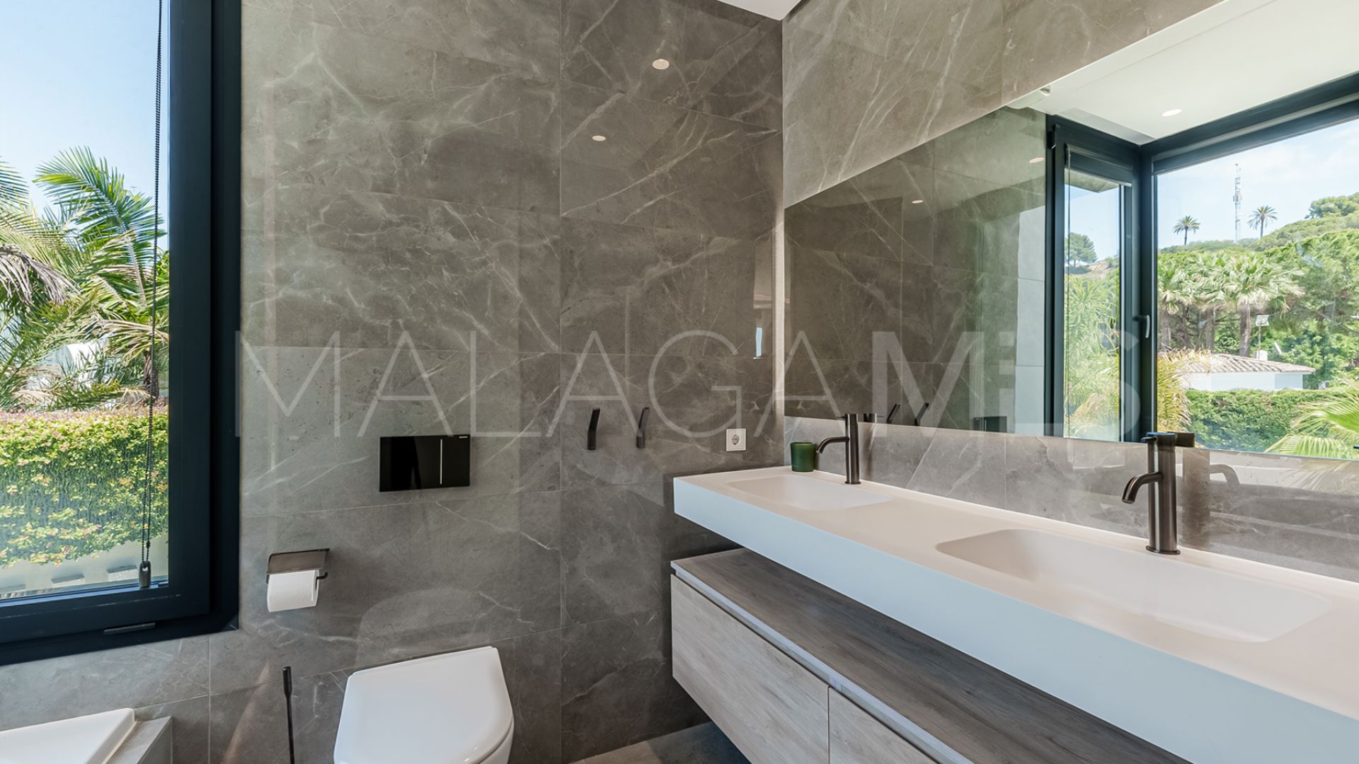 Villa for sale in Nueva Andalucia