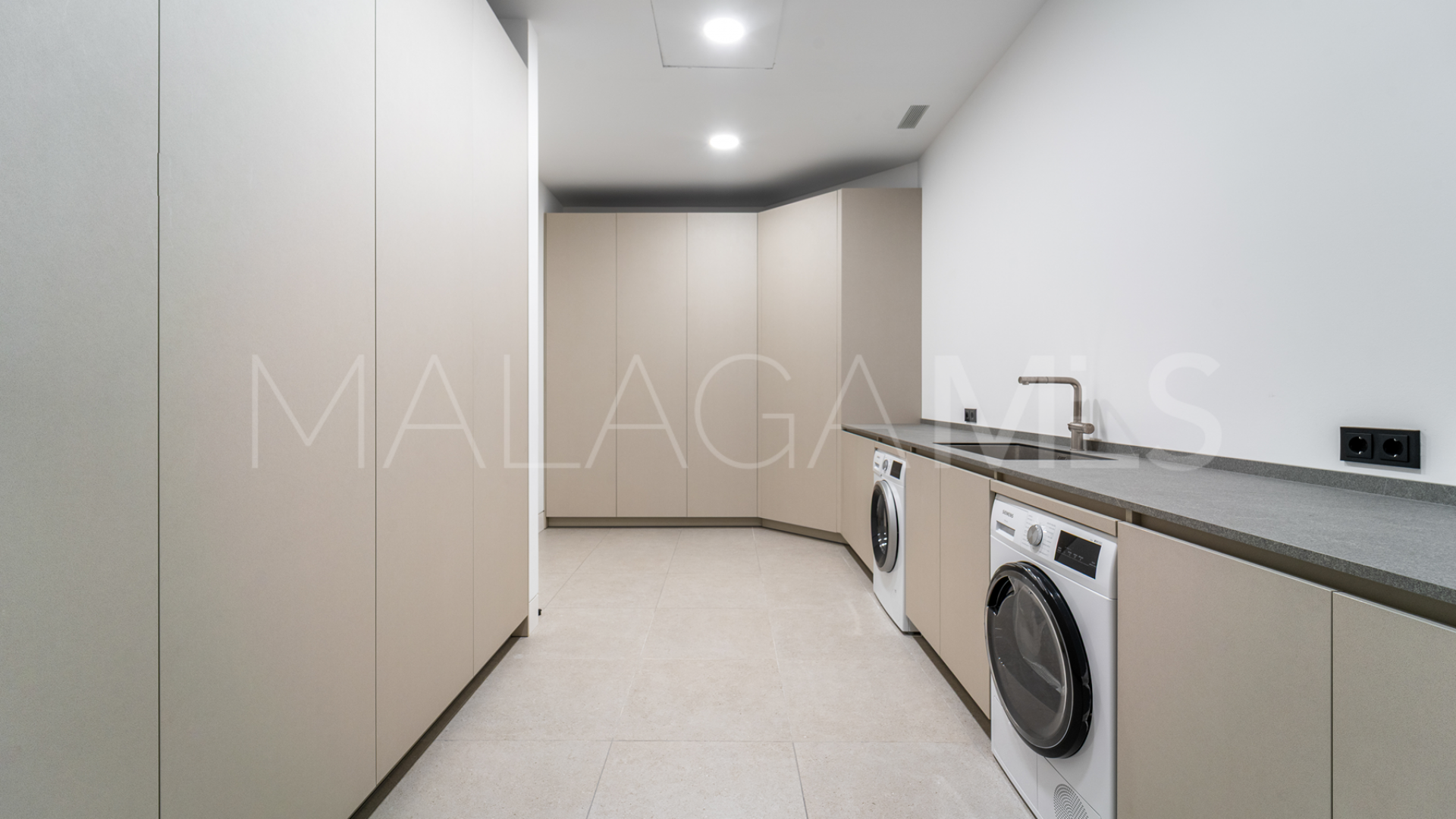 Villa for sale in Cascada de Camojan