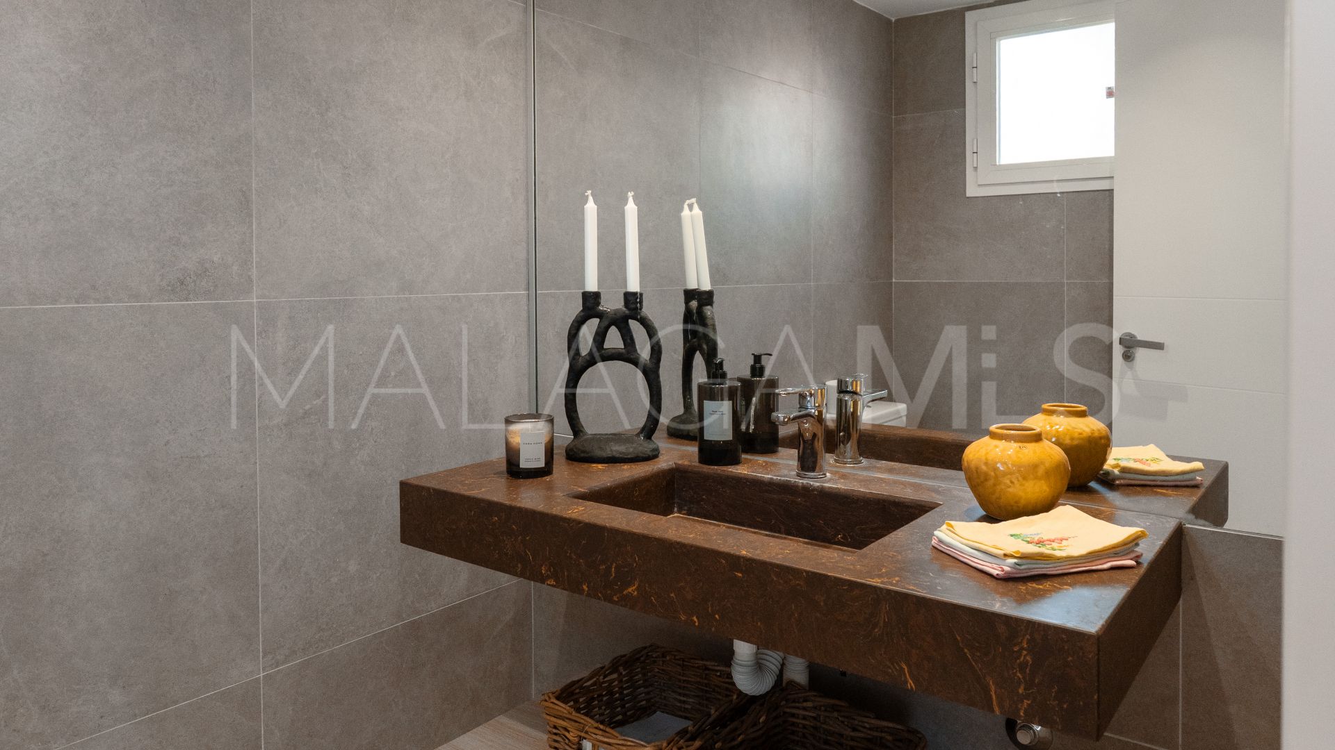 Buy Condes de Iza 4 bedrooms town house