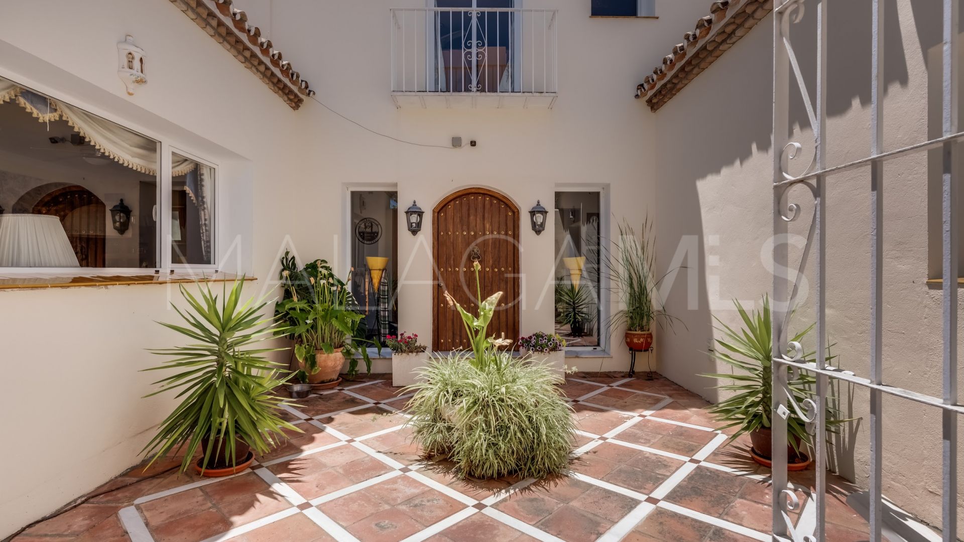 Villa for sale in Altos del Paraiso