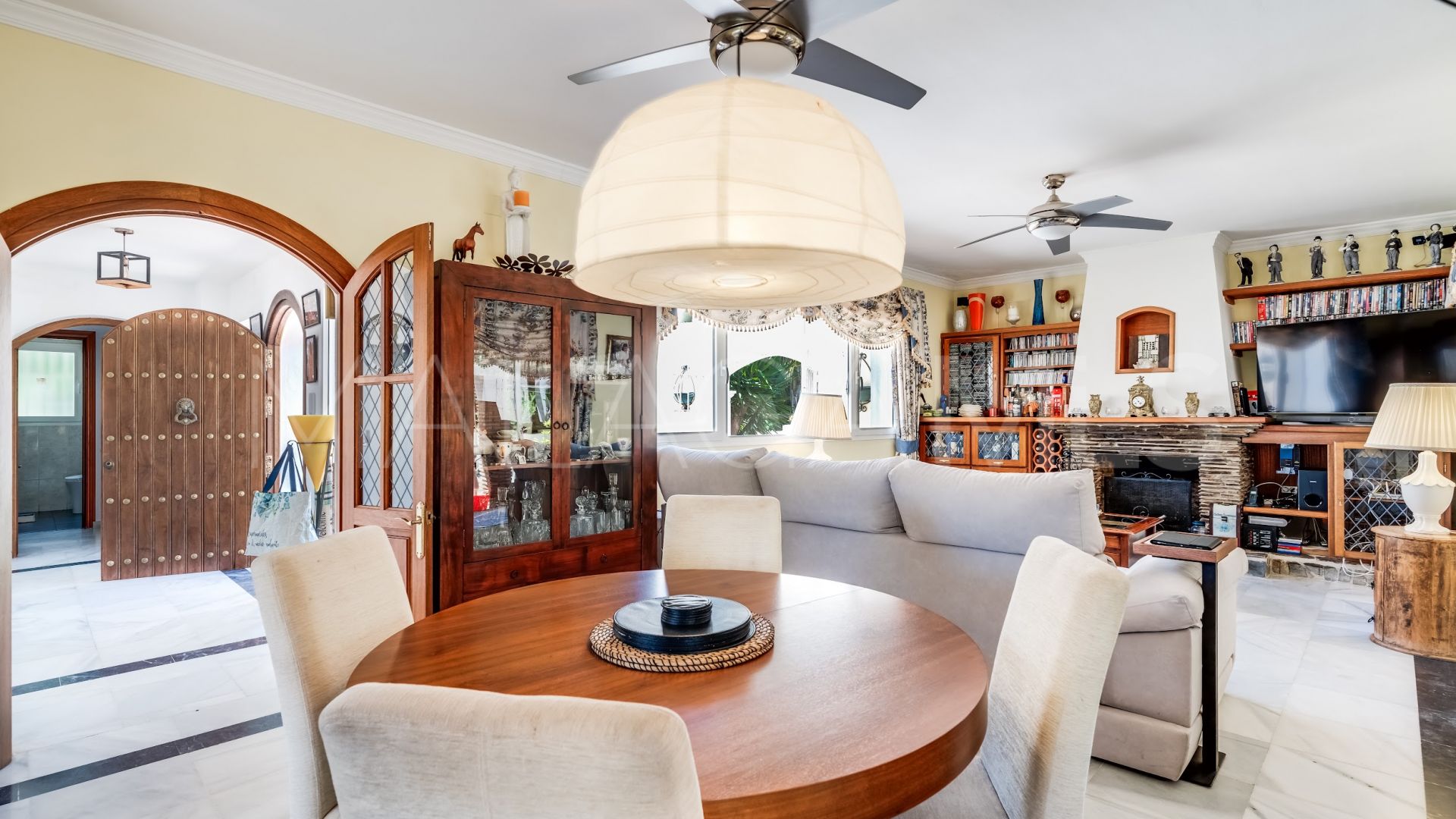 Villa for sale in Altos del Paraiso