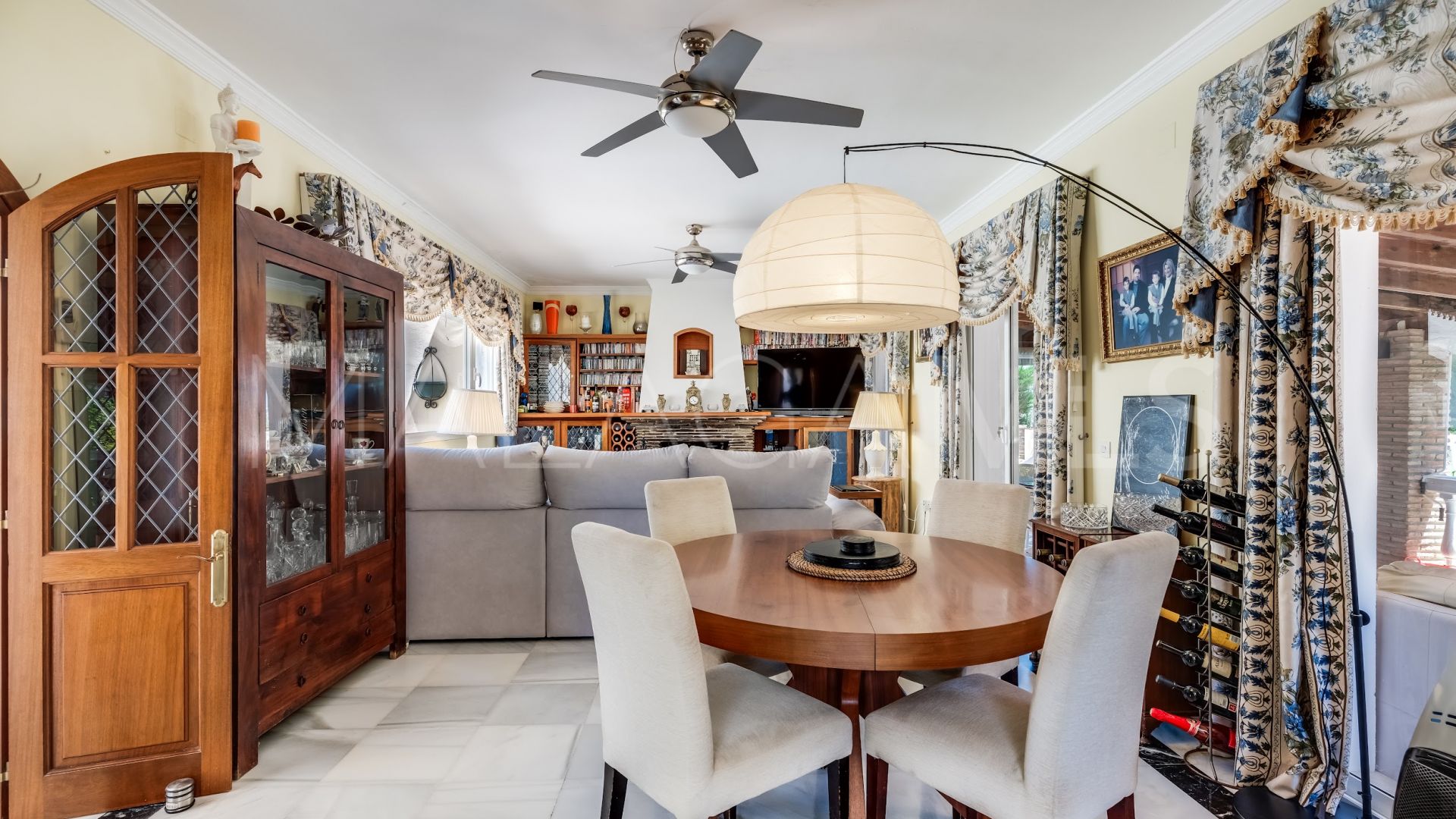 Villa for sale in Altos del Paraiso
