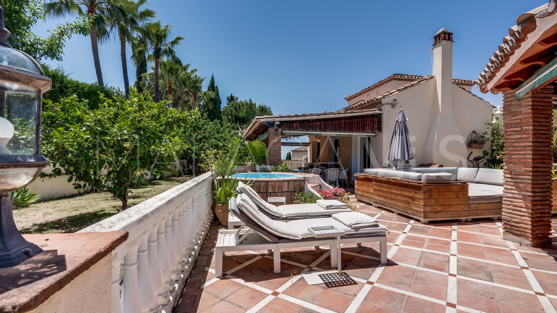 Villa for sale in Altos del Paraiso