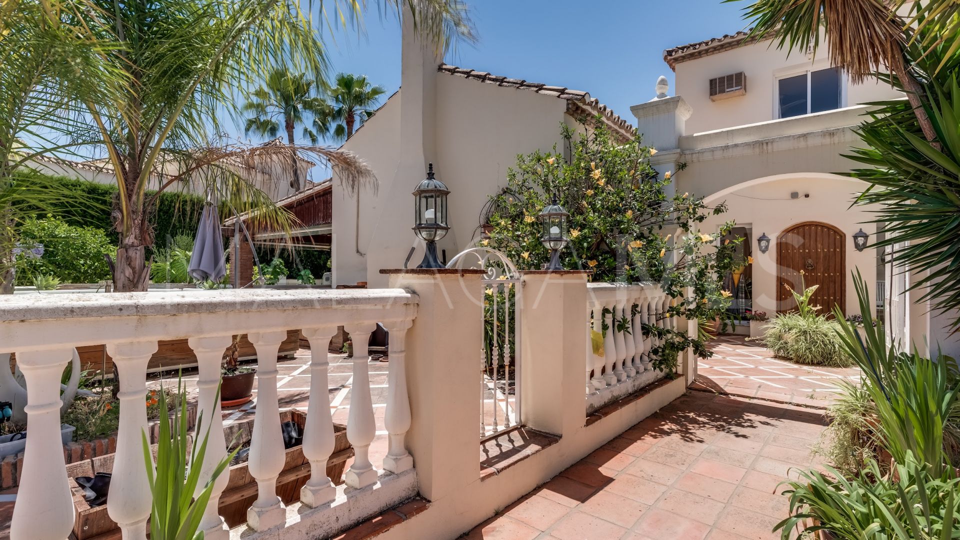 Villa for sale in Altos del Paraiso