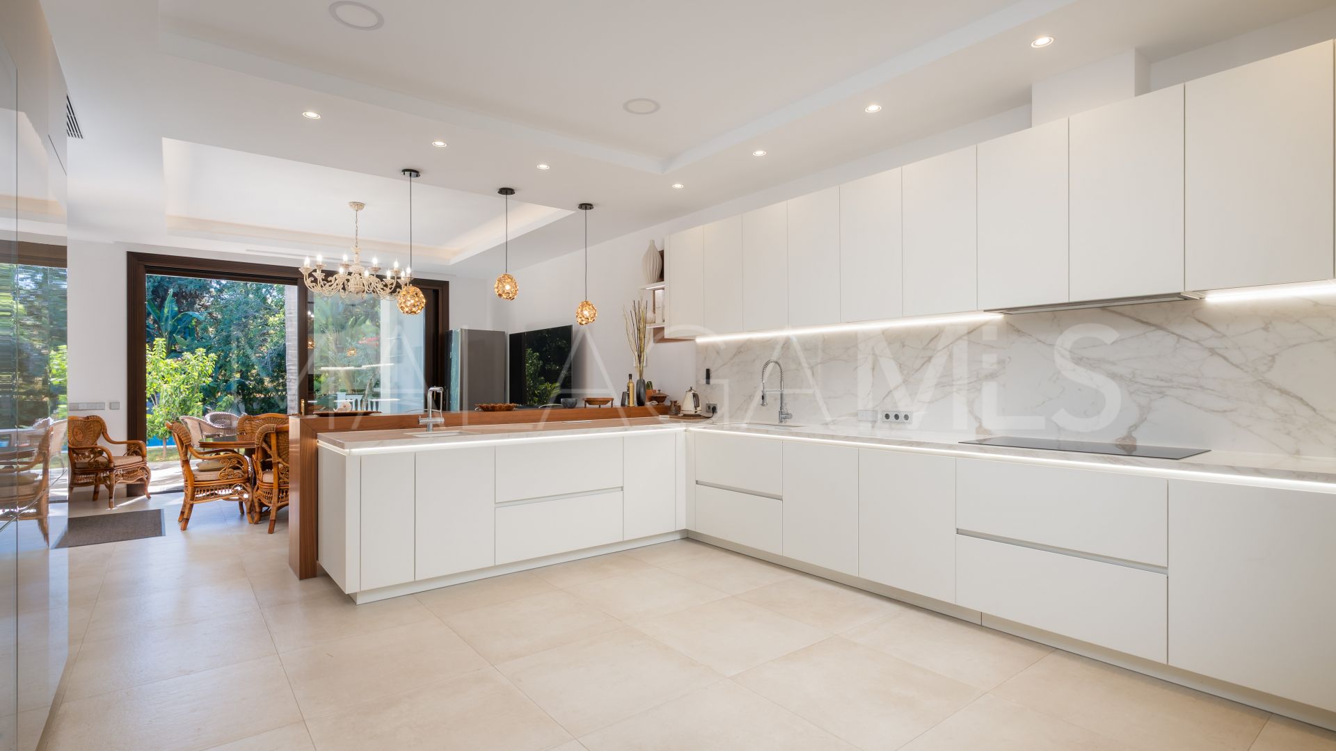 Villa for sale in Guadalmina Baja